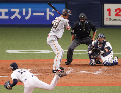 オリックス対巨人　8回表巨人1死、オリックス山岡泰輔の前に見逃し三振に終わる秋広優人（撮影・清水貴仁）