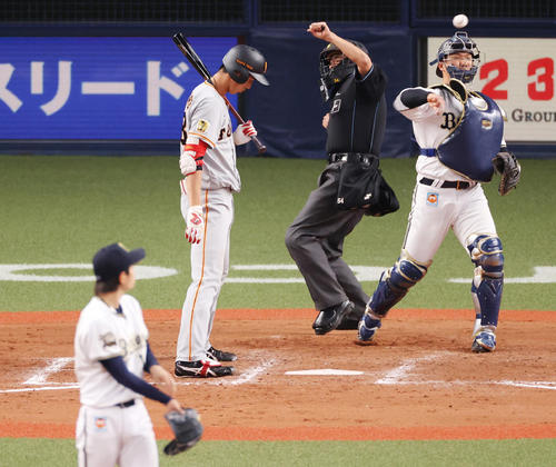 オリックス対巨人　8回表巨人1死、オリックス山岡泰輔の前に見逃し三振に終わる秋広優人（撮影・清水貴仁）