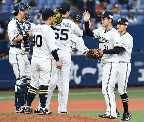オリックス対巨人　巨人に勝利、喜ぶオリックスナイン（撮影・前岡正明）