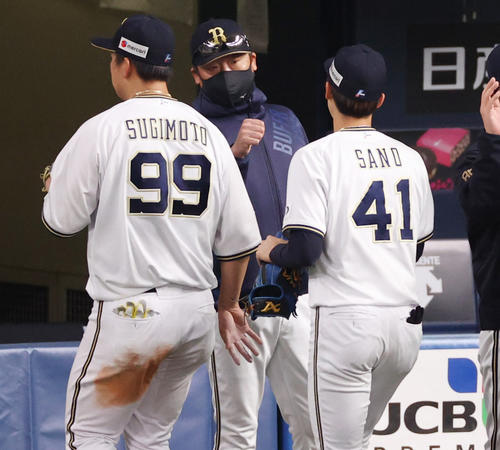オリックス対巨人　巨人に勝利し選手を出迎える中嶋聡監督（撮影・清水貴仁）