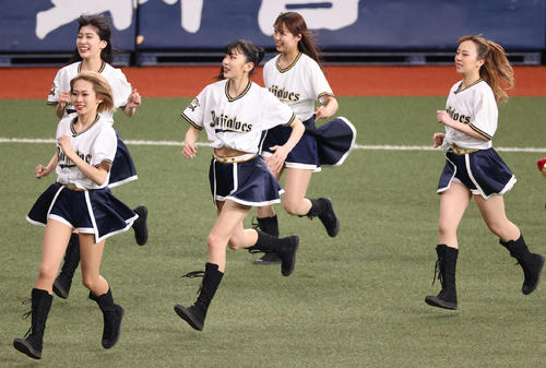 オリックス対巨人　試合終了でファンへのあいさつに向かうBsGirls（撮影・清水貴仁）