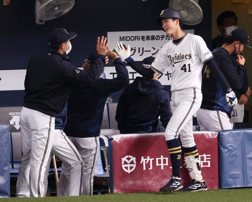 オリックス対巨人　1回裏オリックス無死、右越え先制本塁打を放つ佐野皓大（撮影・清水貴仁）