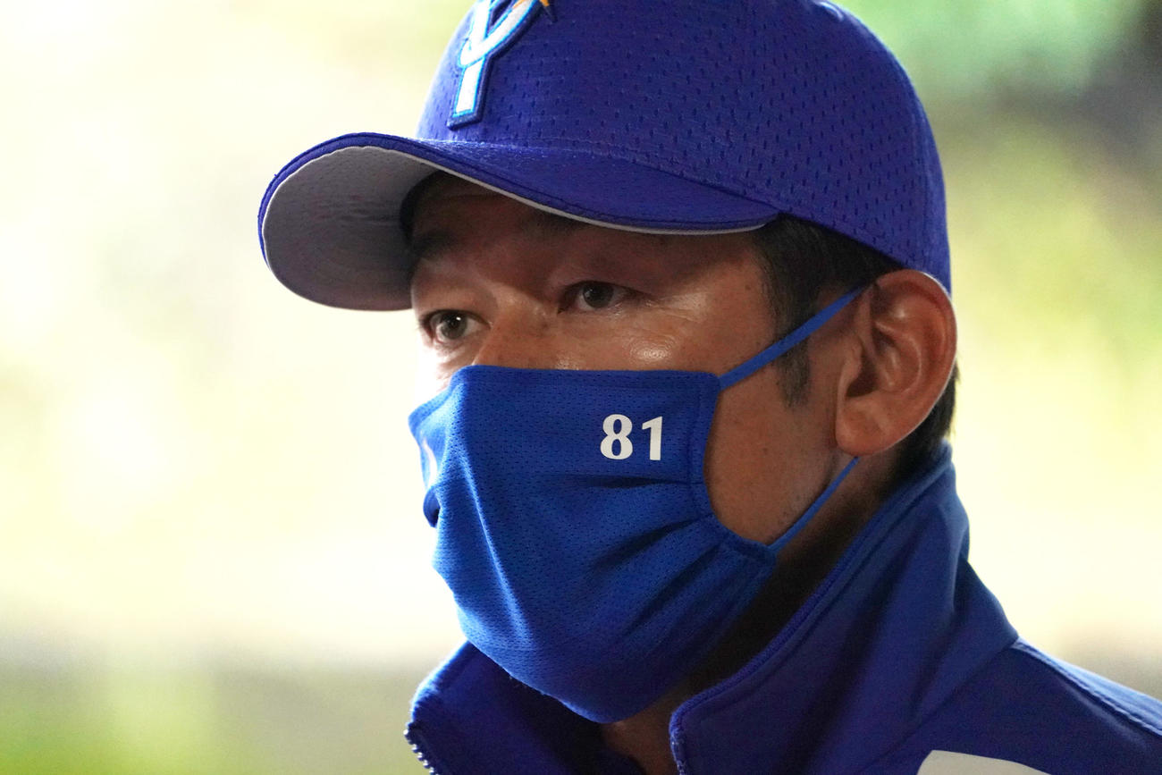 楽天対DeNA　練習を終え取材に応じるDeNA三浦監督（撮影・横山健太）