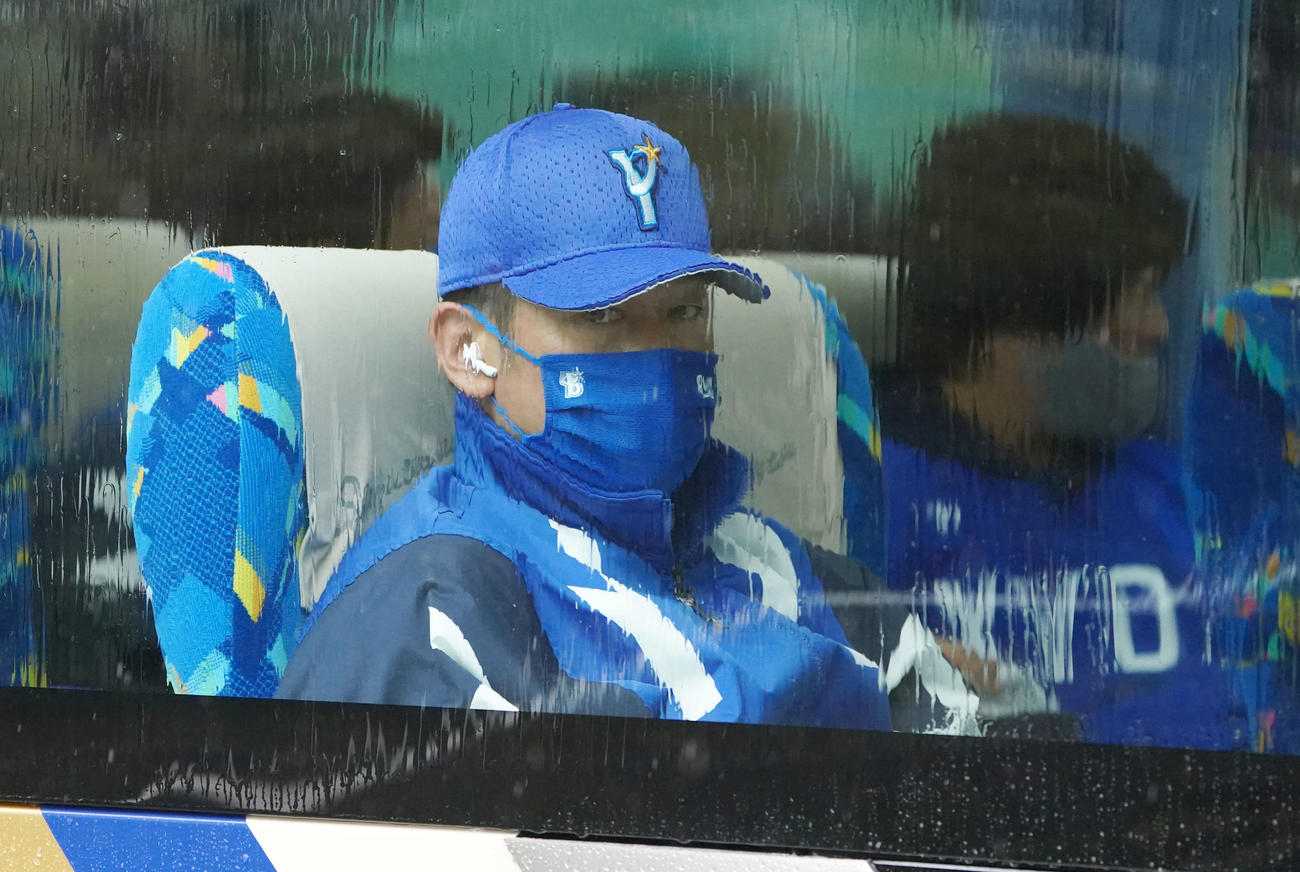 楽天対DeNA　試合が雨で中止となり引き揚げるDeNA三浦監督（撮影・横山健太）