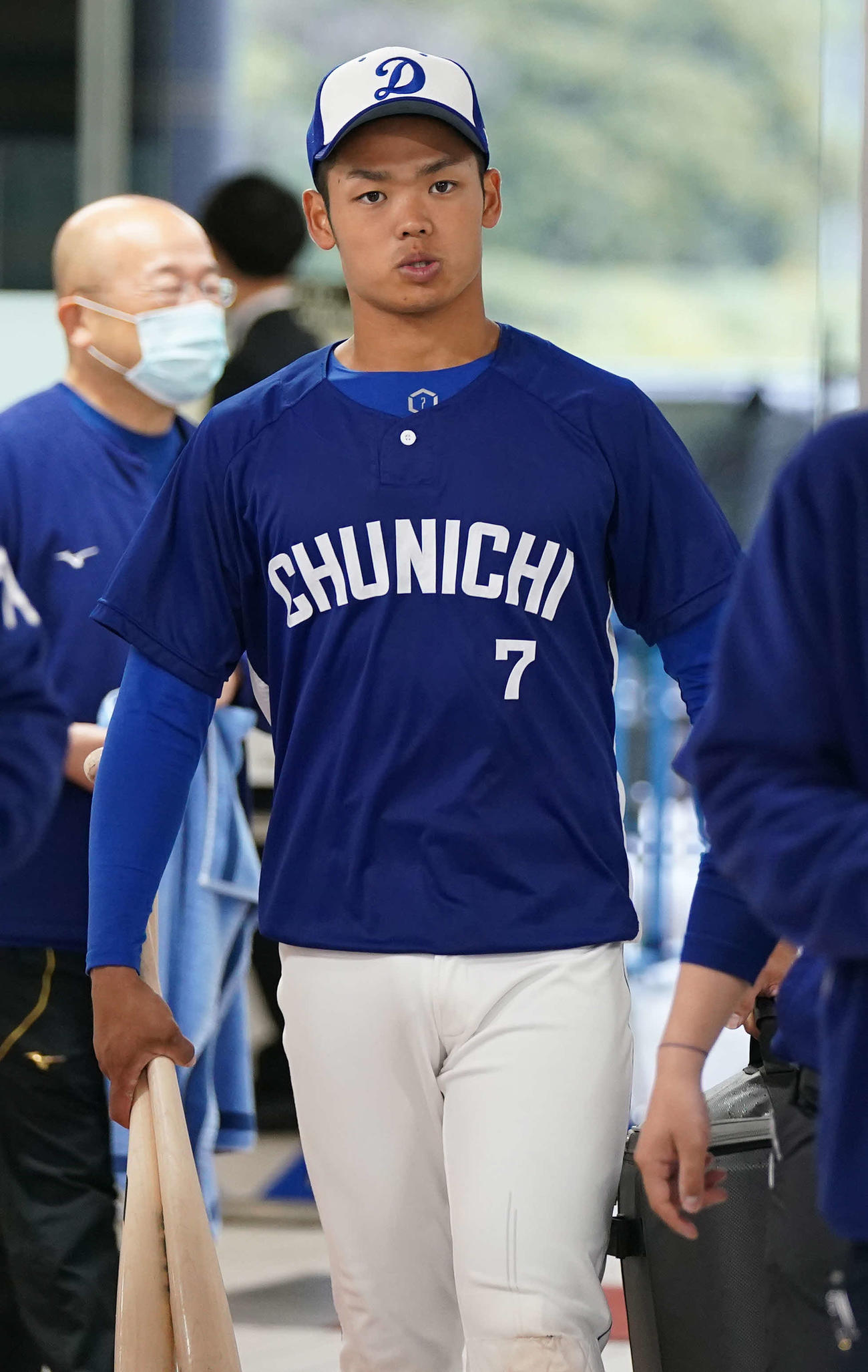 練習を終え引き揚げる中日根尾（撮影・垰健太）