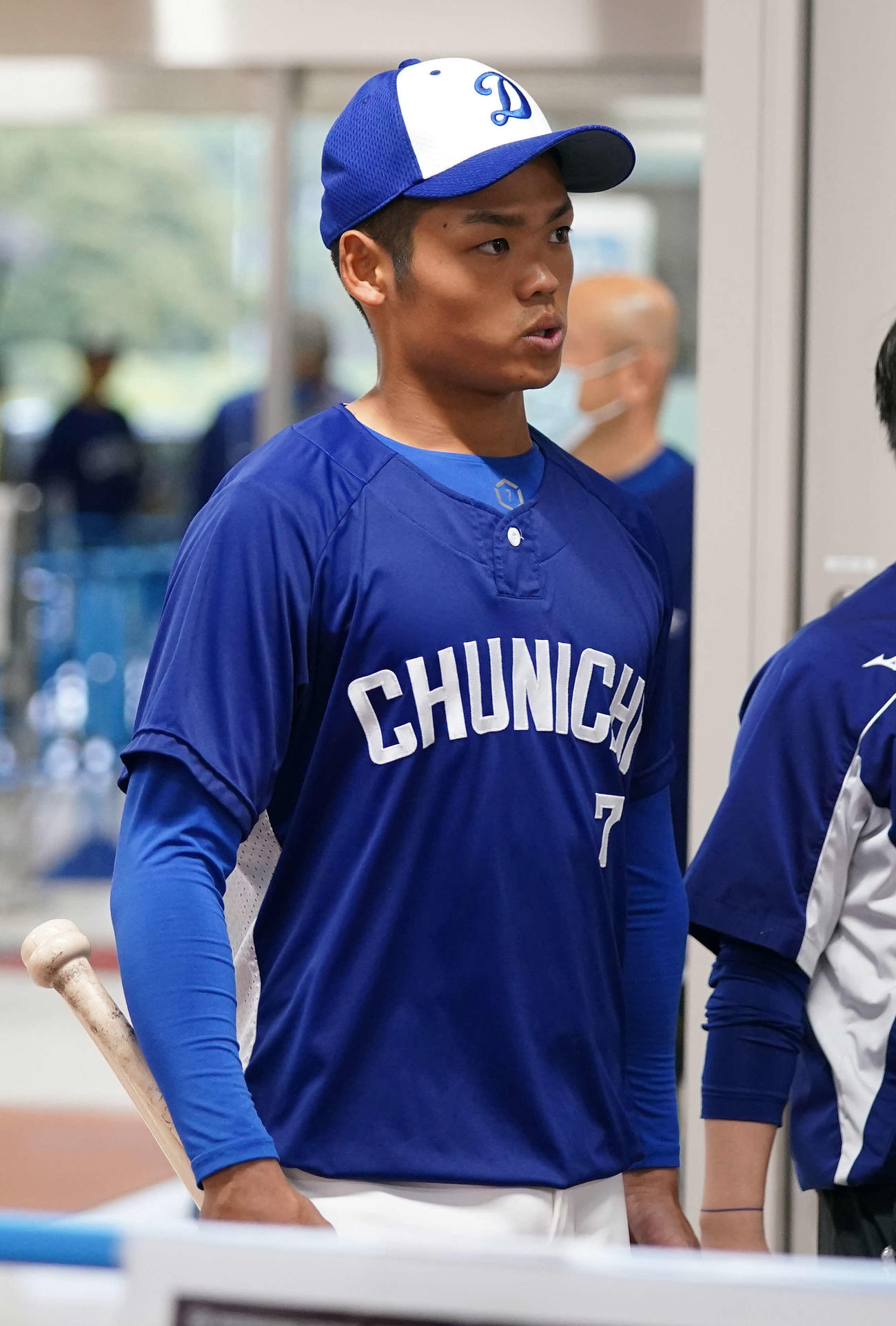 練習を終え引き揚げる中日根尾（撮影・垰健太）