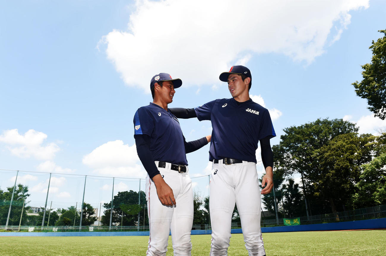 19年8月、野球U18高校日本代表練習で、肩を組む奥川（左）と佐々木朗