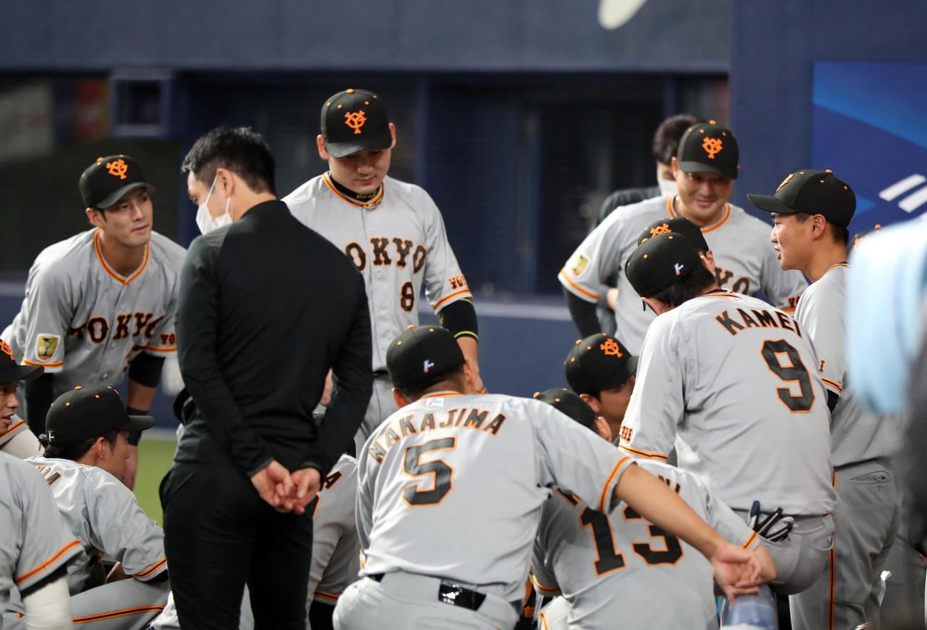 オリックス対巨人　試合前の円陣で声出しする山下（右）（撮影・狩俣裕三）