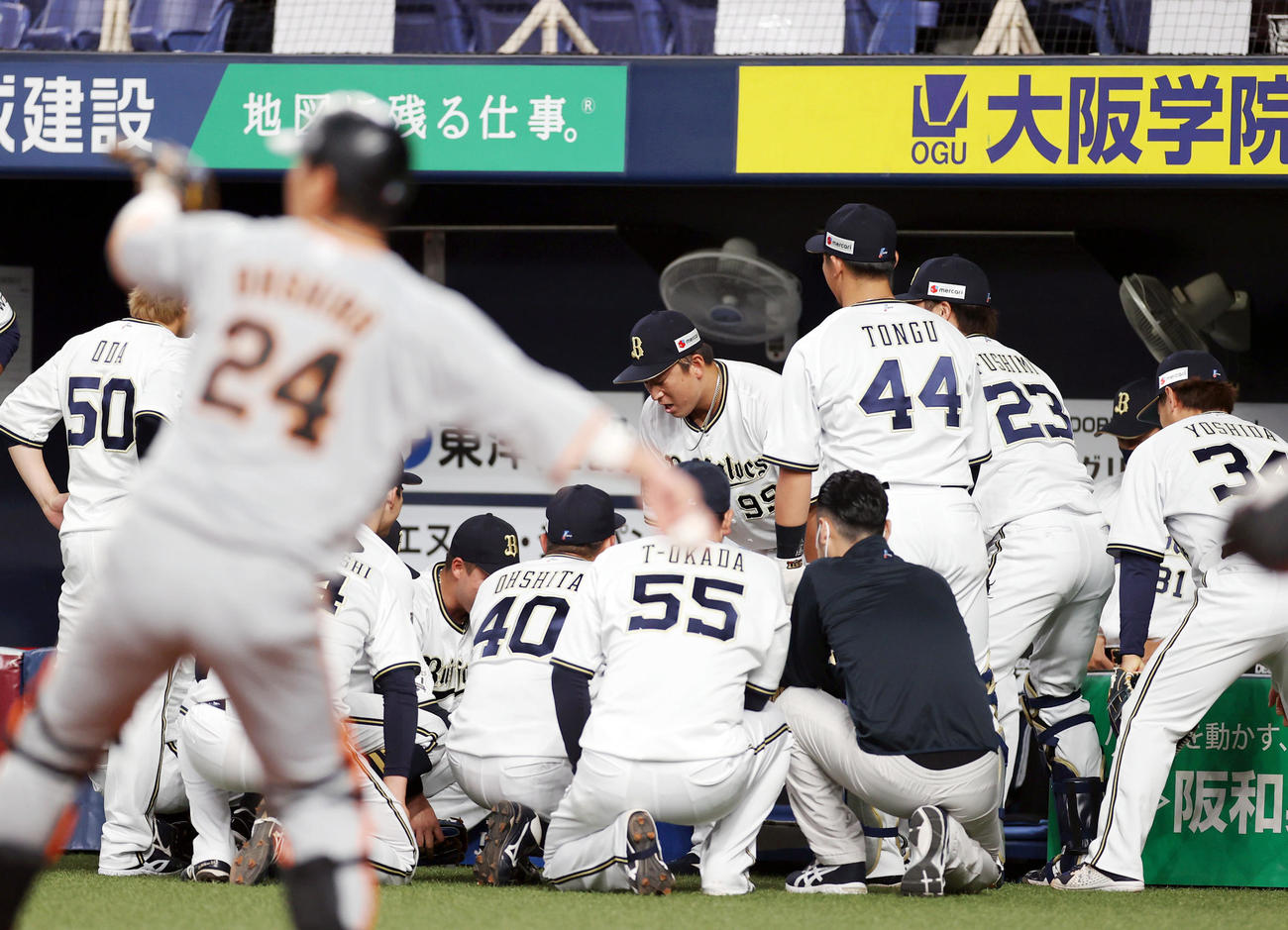 オリックス対巨人　試合前の円陣で声出しする杉本（中央）（撮影・狩俣裕三）