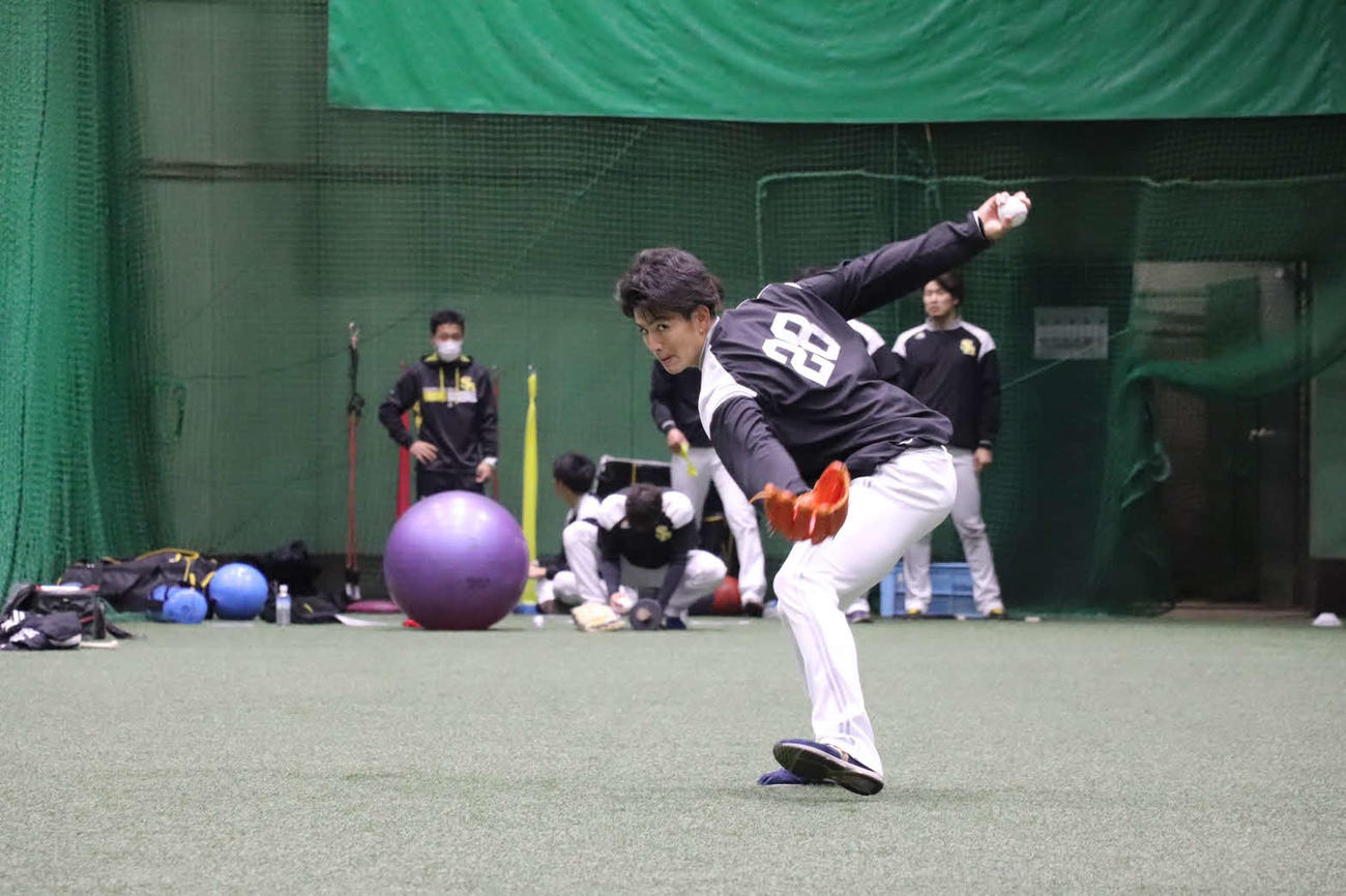 神宮の室内練習場で調整するソフトバンク高橋礼（球団提供）