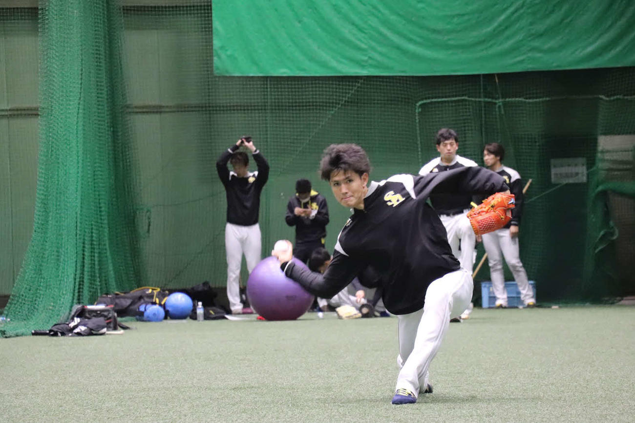神宮の室内練習場で調整するソフトバンク高橋礼（球団提供）