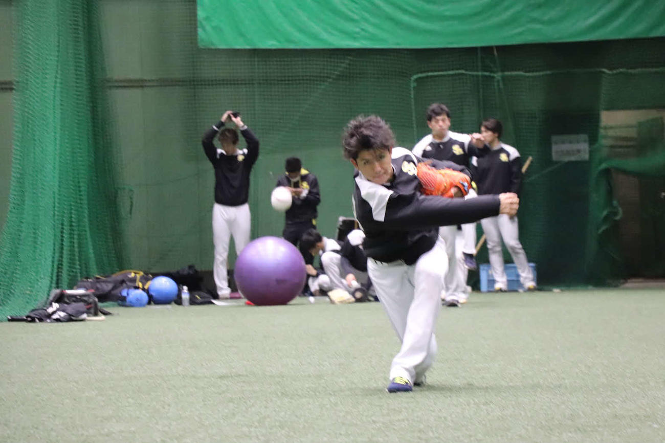 神宮の室内練習場で調整するソフトバンク高橋礼（球団提供）