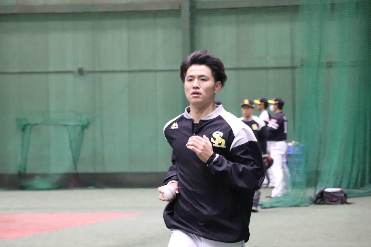 神宮の室内練習場で調整するソフトバンク高橋礼（球団提供）