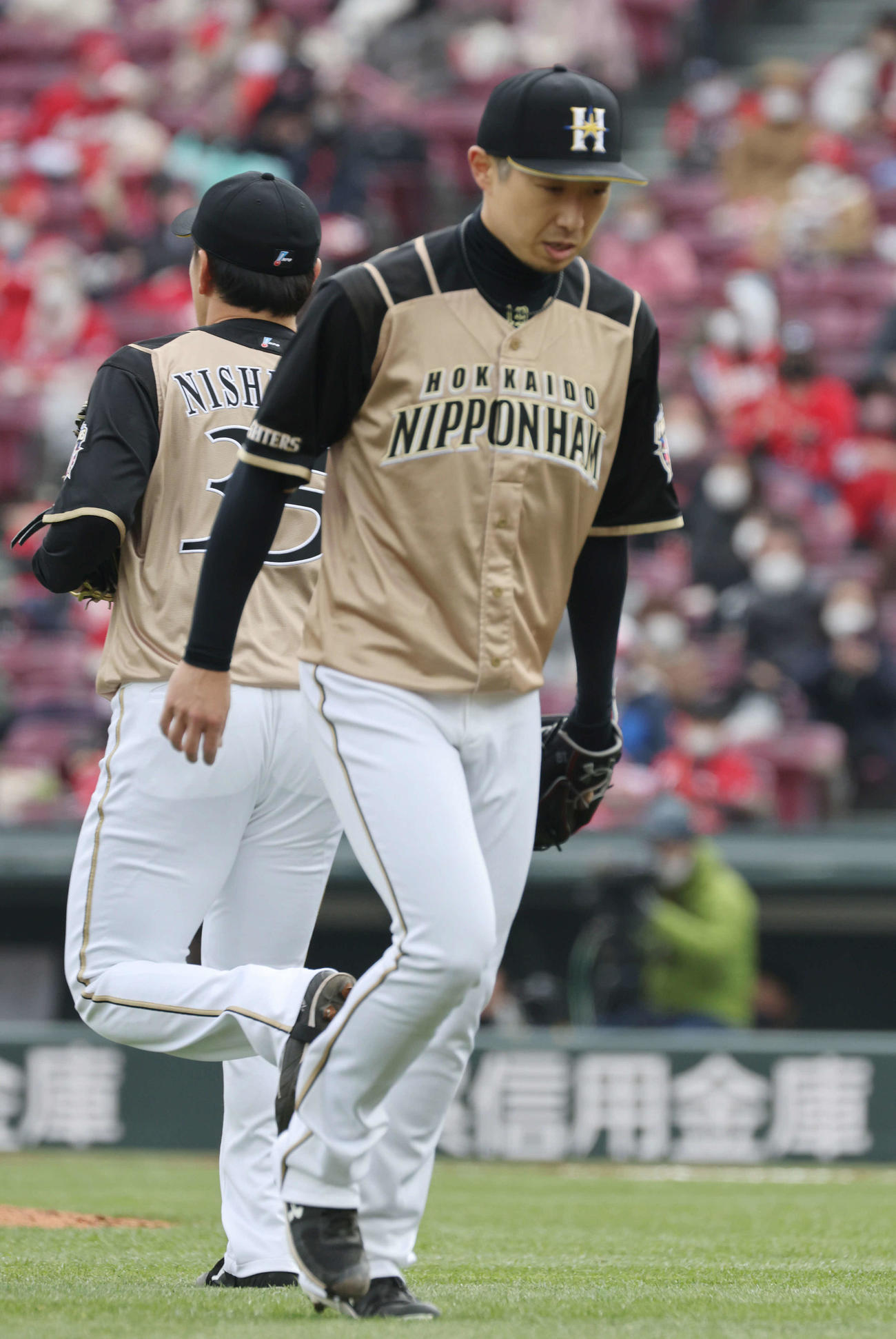 広島対日本ハム　6回裏途中で降板する金子（撮影・加藤孝規）