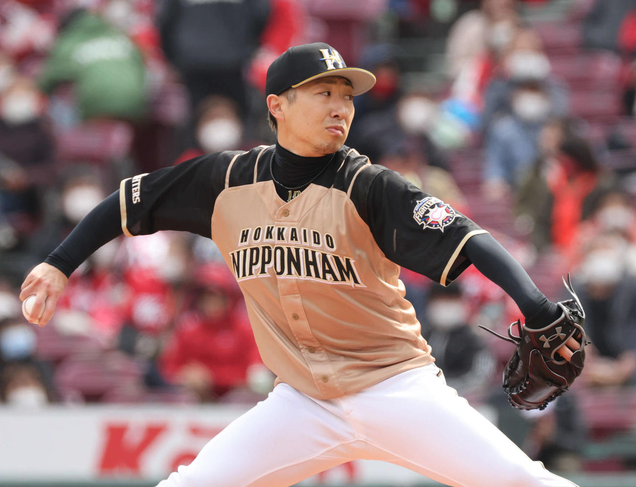 プロ野球広島対日本ハム　4回裏広島、日本ハム二番手の金子（撮影・加藤孝規）