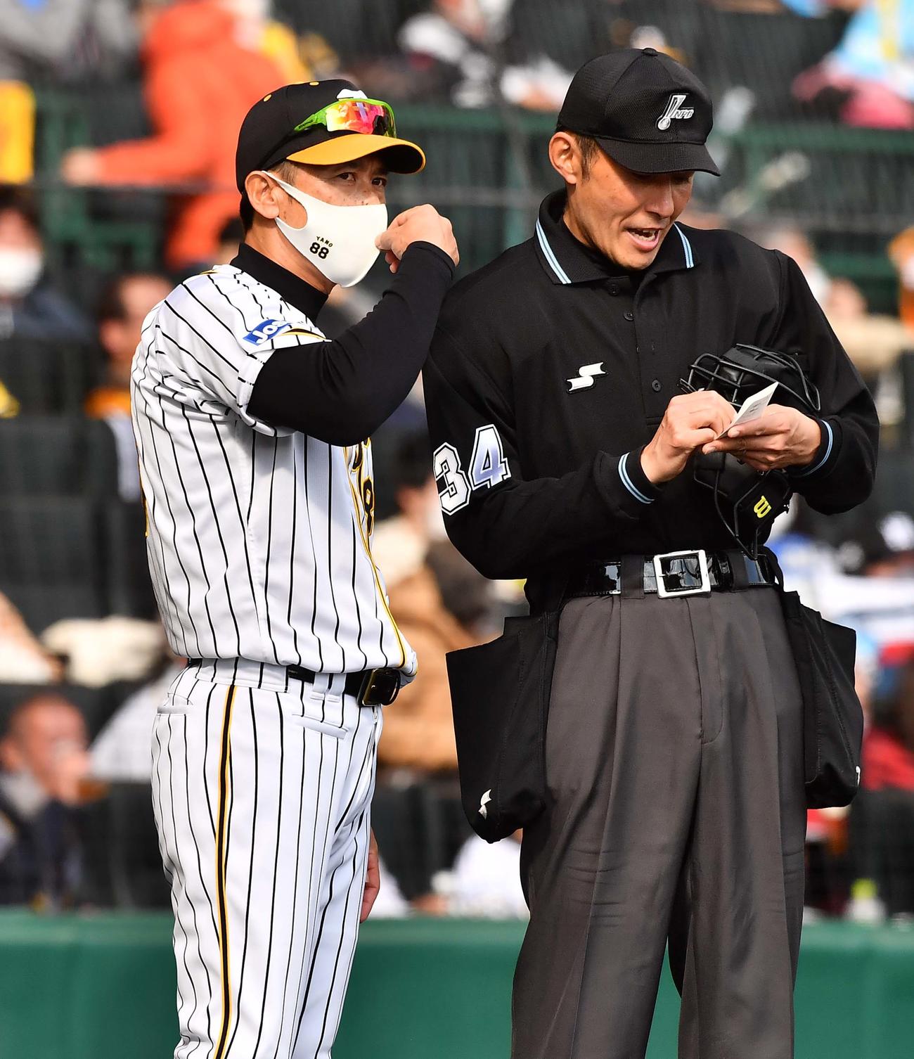 選手交代を告げる矢野燿大監督（撮影・上田博志）