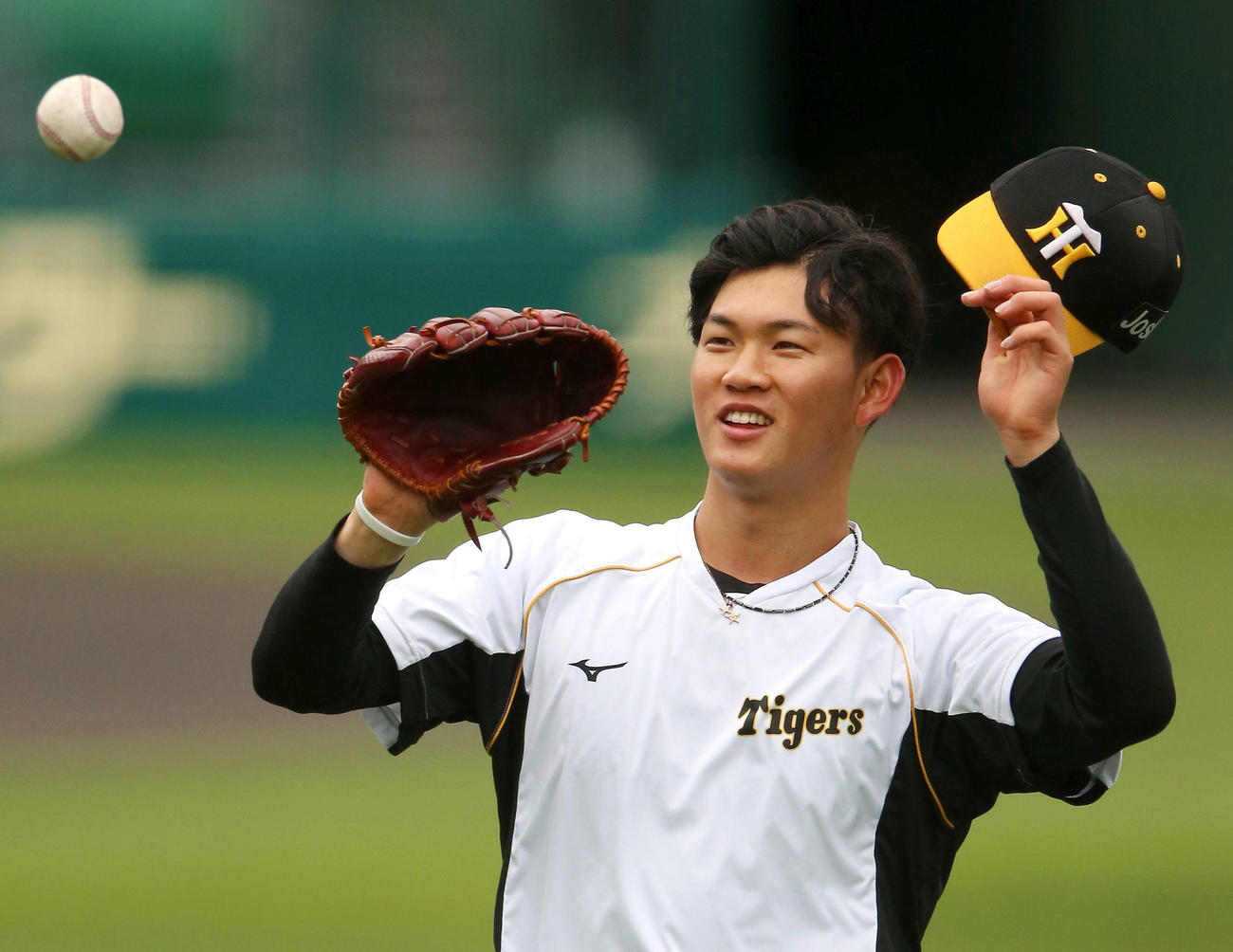 阪神対西武　試合前の練習で笑顔を見せる及川（撮影・上山淳一）