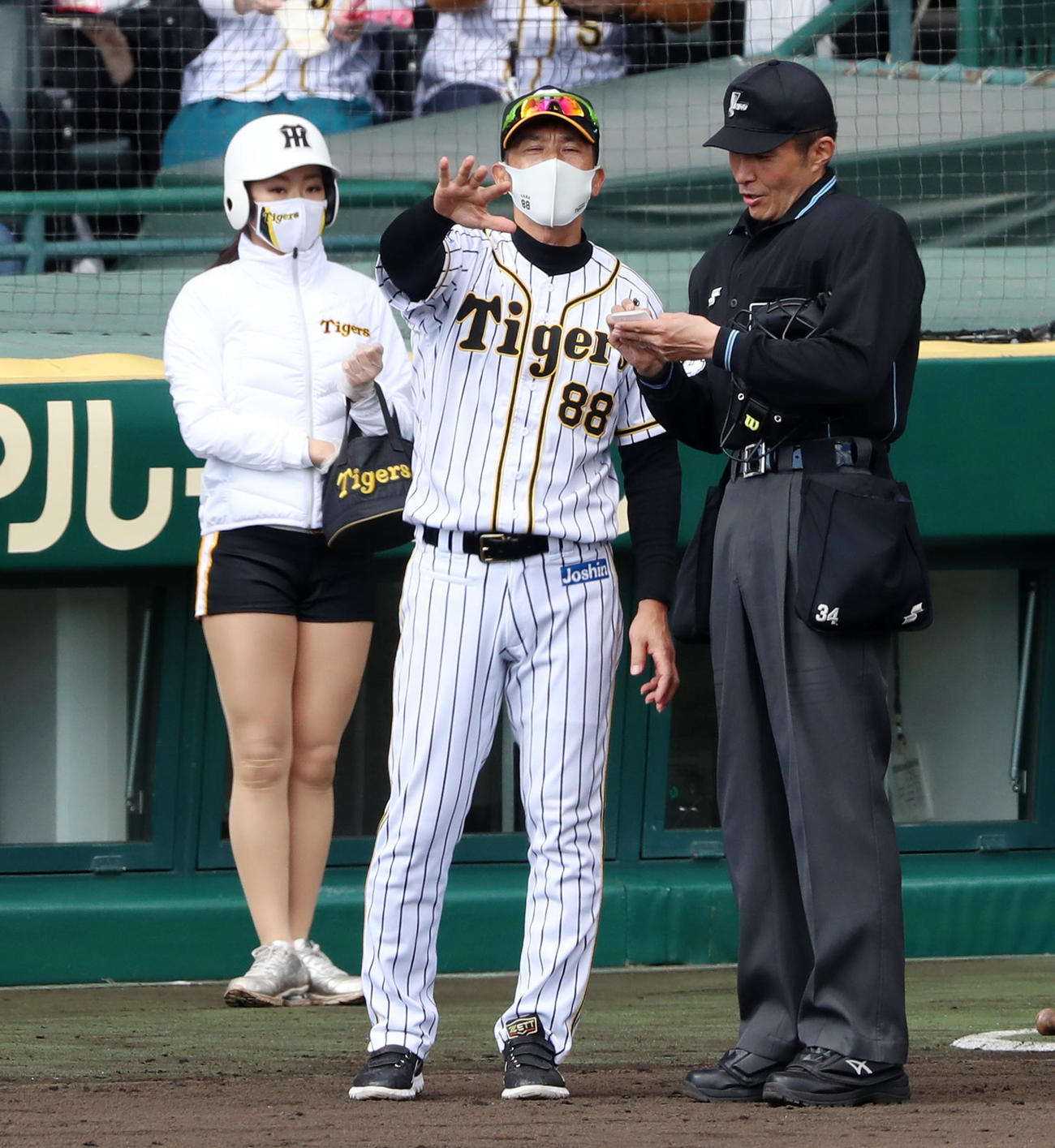 阪神対西武　5回裏を終え選手交代を告げる矢野監督（撮影・加藤哉）