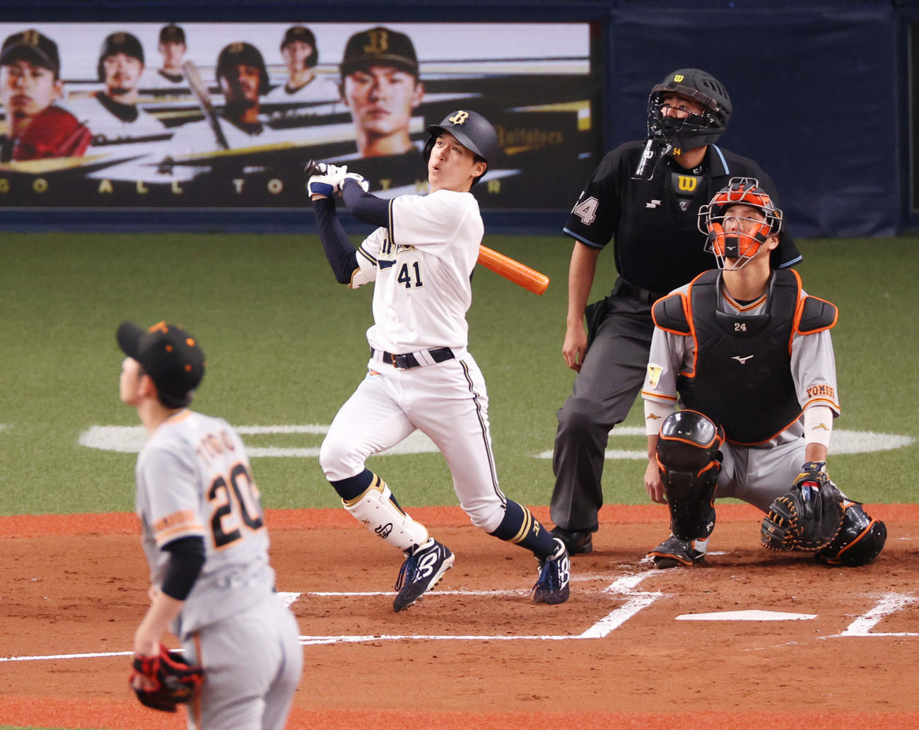 オリックス対巨人　1回裏オリックス無死、右越え先制本塁打を放つ佐野皓大（撮影・清水貴仁）