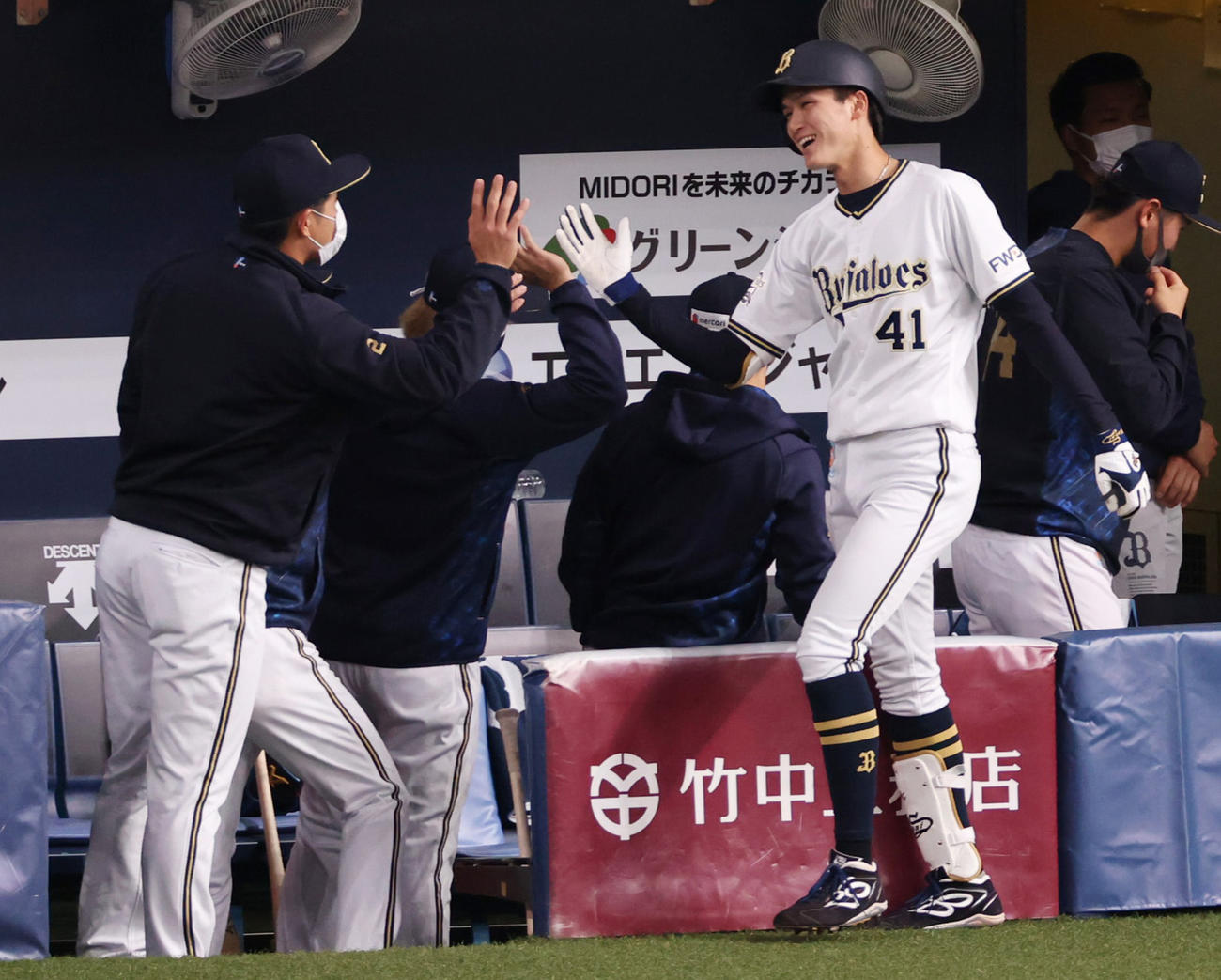 オリックス対巨人　1回裏オリックス無死、右越え先制本塁打を放つ佐野皓大（撮影・清水貴仁）