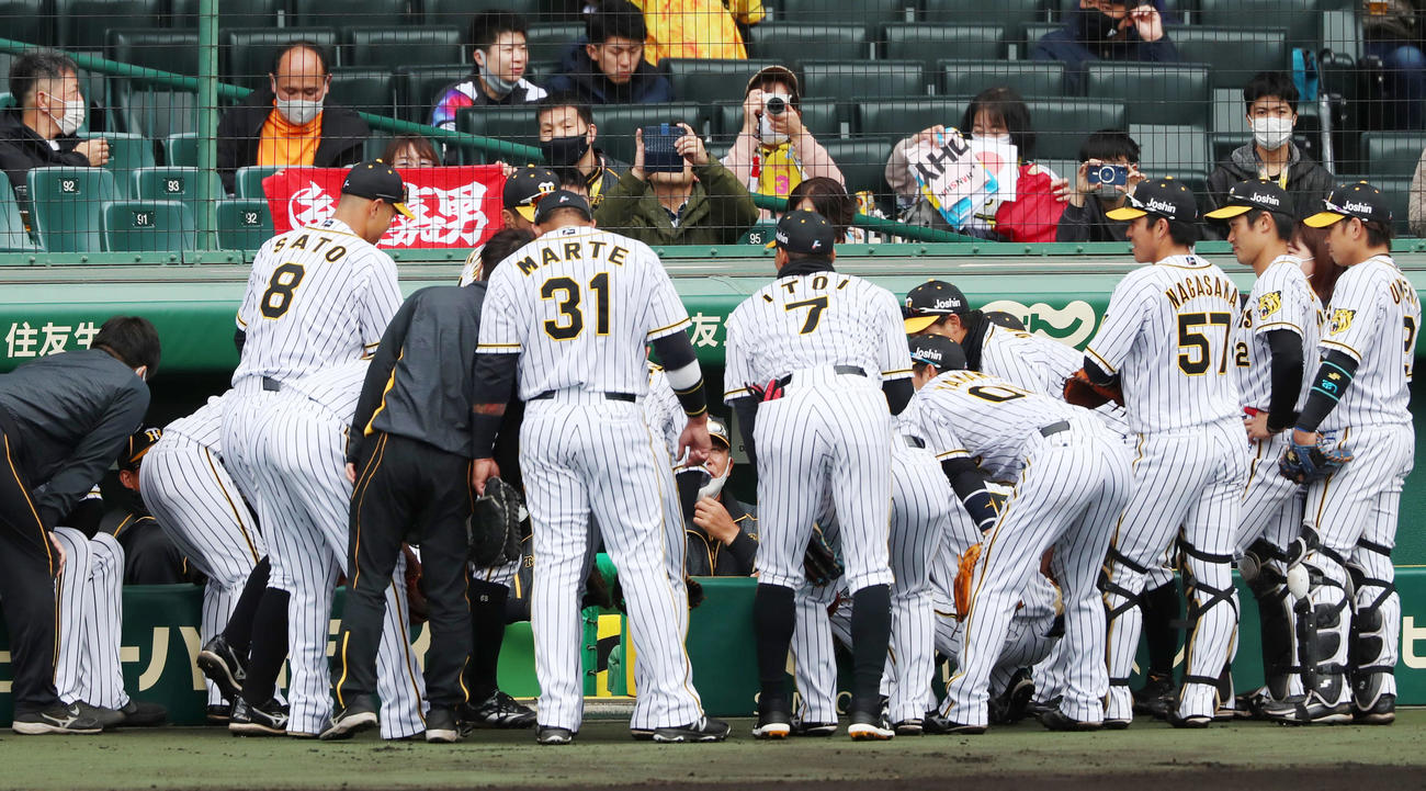 阪神対西武　声出しをするため円陣の中央へ移動する佐藤輝（撮影・加藤哉）