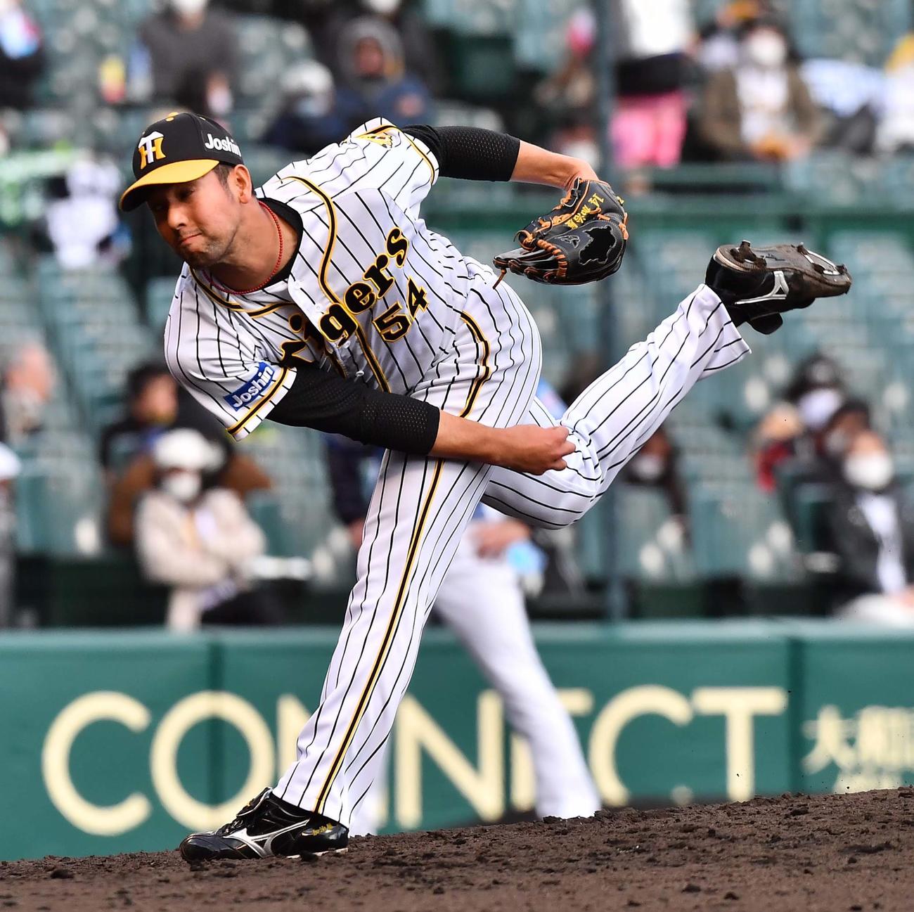 阪神3番手で登板する加治屋蓮（撮影・上田博志）
