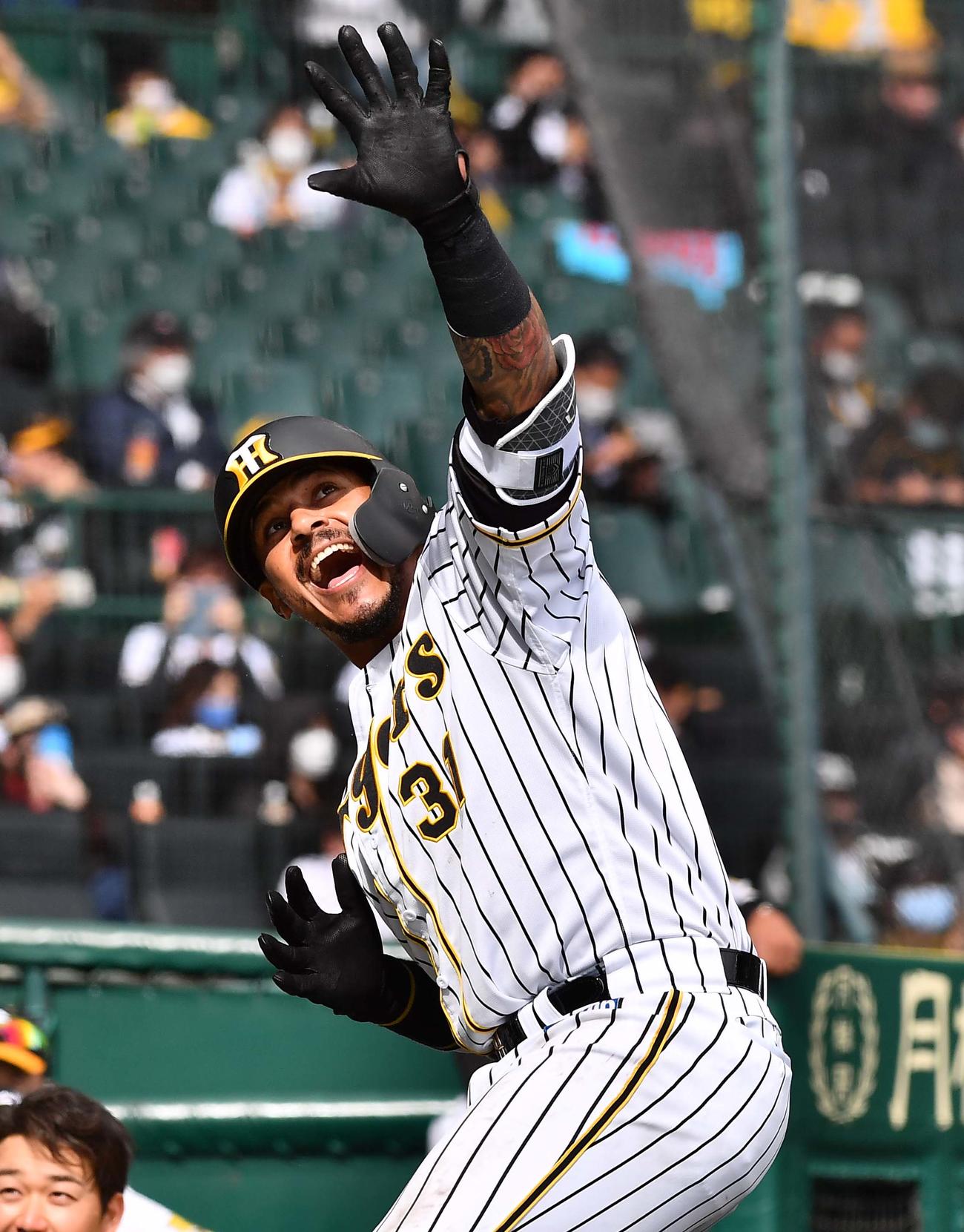 5回裏阪神2死、左中間越えに勝ち越しソロ本塁打を放ちポーズを決めるジェフリー・マルテ（撮影・上田博志）