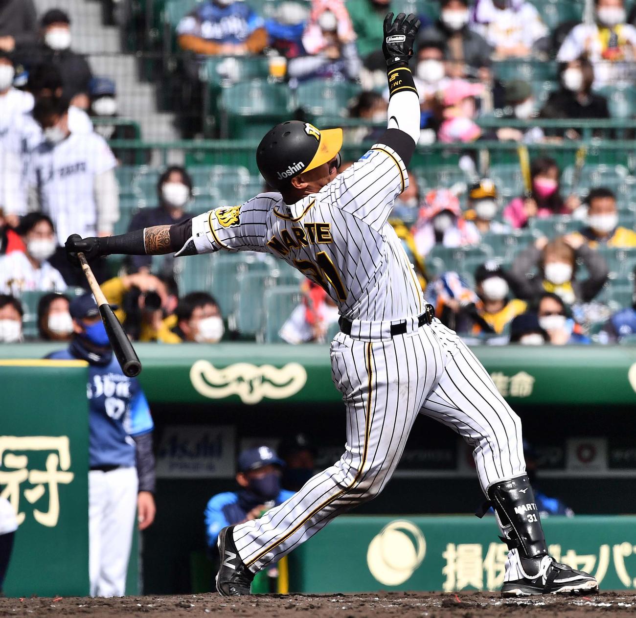 5回裏阪神2死、左中間越えに勝ち越しソロ本塁打を放つジェフリー・マルテ（撮影・上田博志）