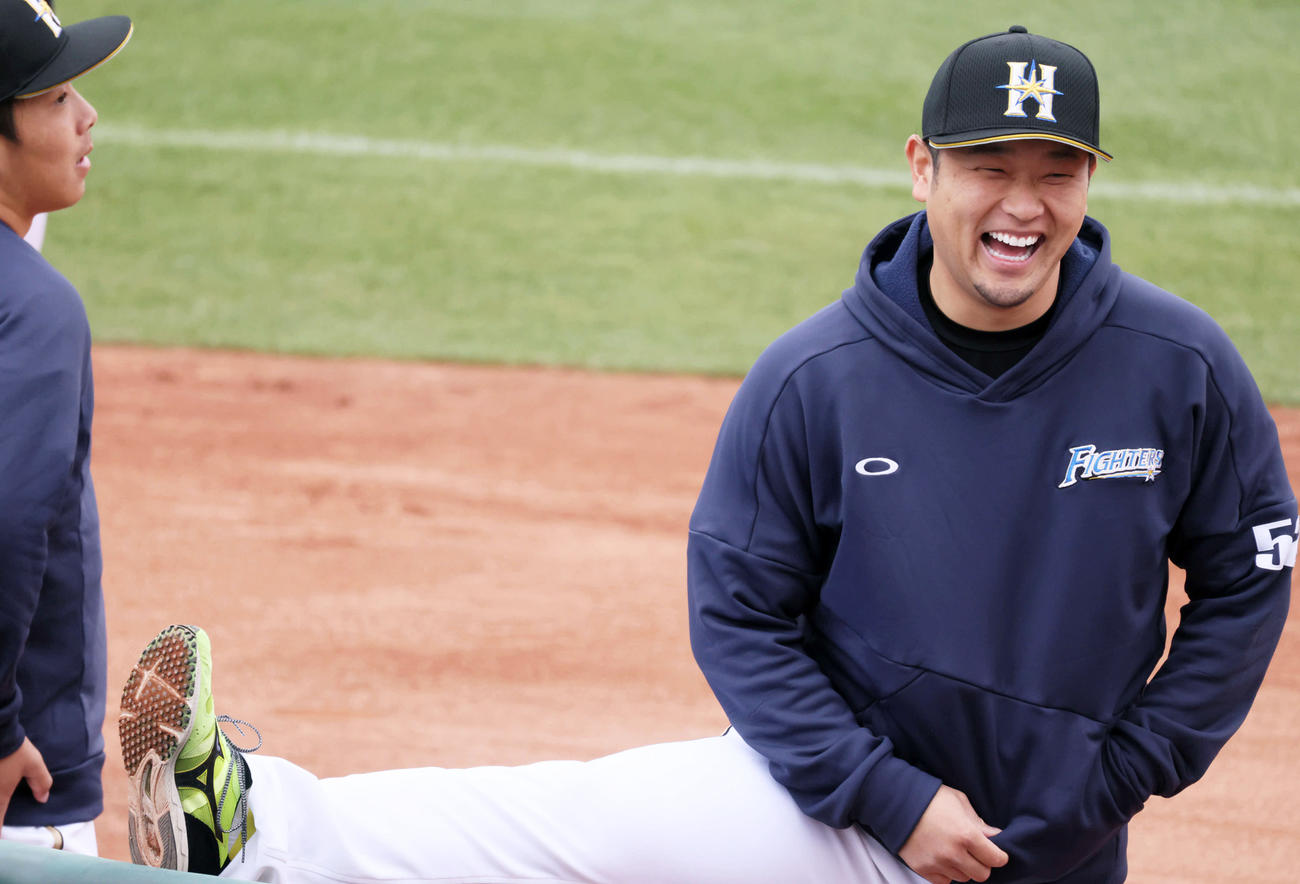 練習中、笑顔をみせる池田（撮影・加藤孝規）