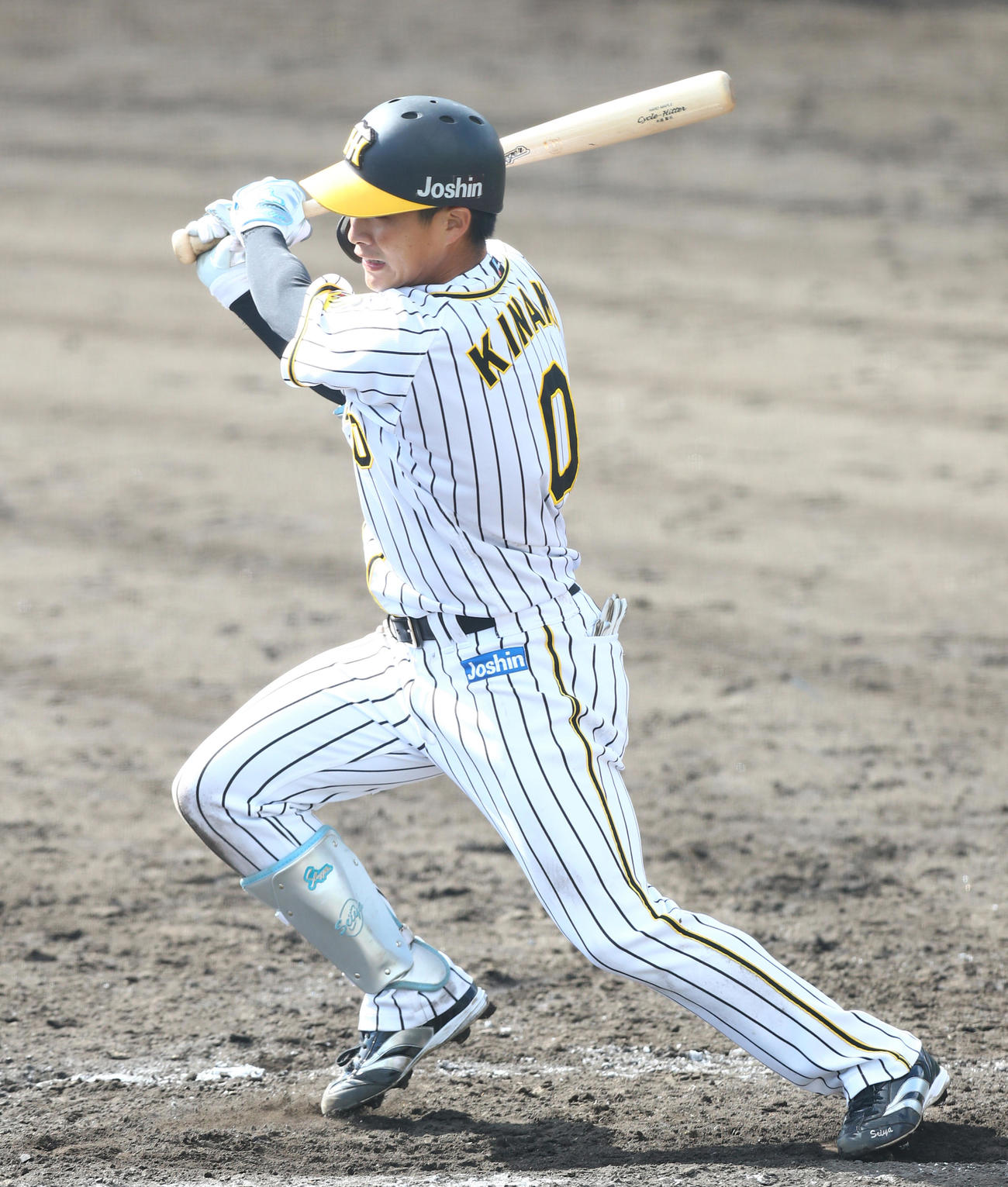8回無死、木浪は遊撃に内野安打を放つ（代表撮影）