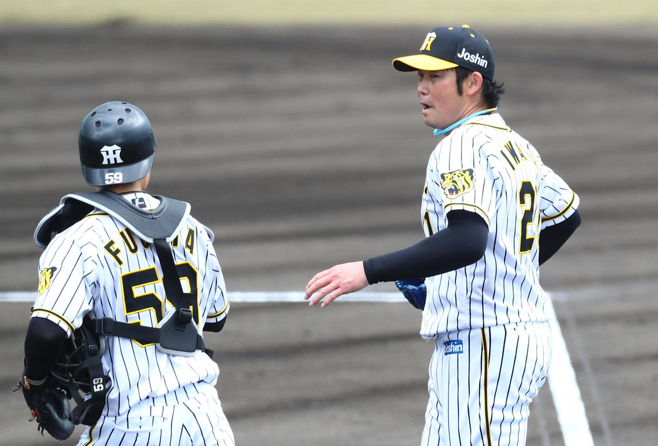 初回1死一塁、広島・メヒアを遊撃併殺打に抑えた岩田（右）は藤田に声を掛ける（代表撮影）