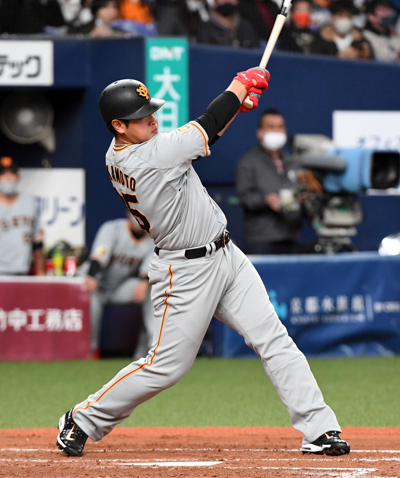 オリックス対巨人　4回表巨人無死、岡本和は中越え本塁打を放つ（撮影・前岡正明）