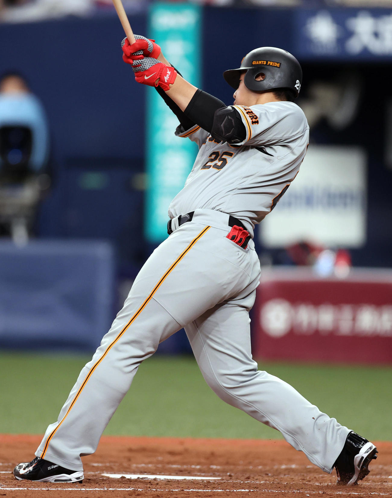 オリックス対巨人　4回表巨人無死、ソロ本塁打を放つ岡本和（撮影・狩俣裕三）