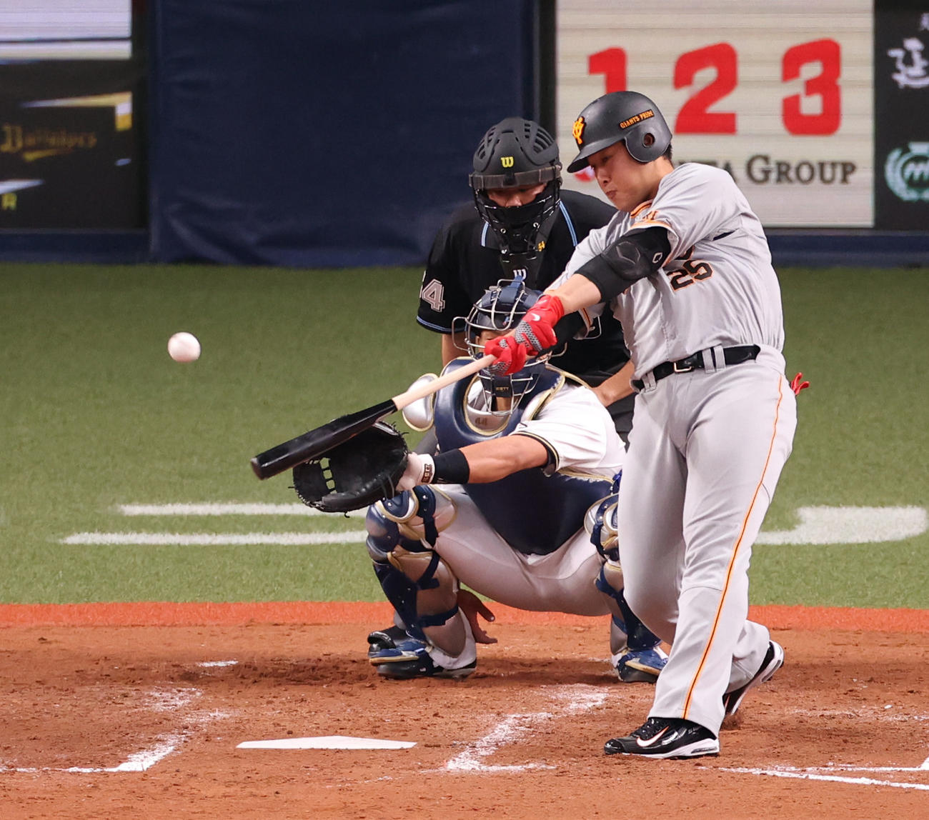 オリックス対巨人　4回表巨人無死、右中間へ同点本塁打を放つ岡本和（撮影・清水貴仁）