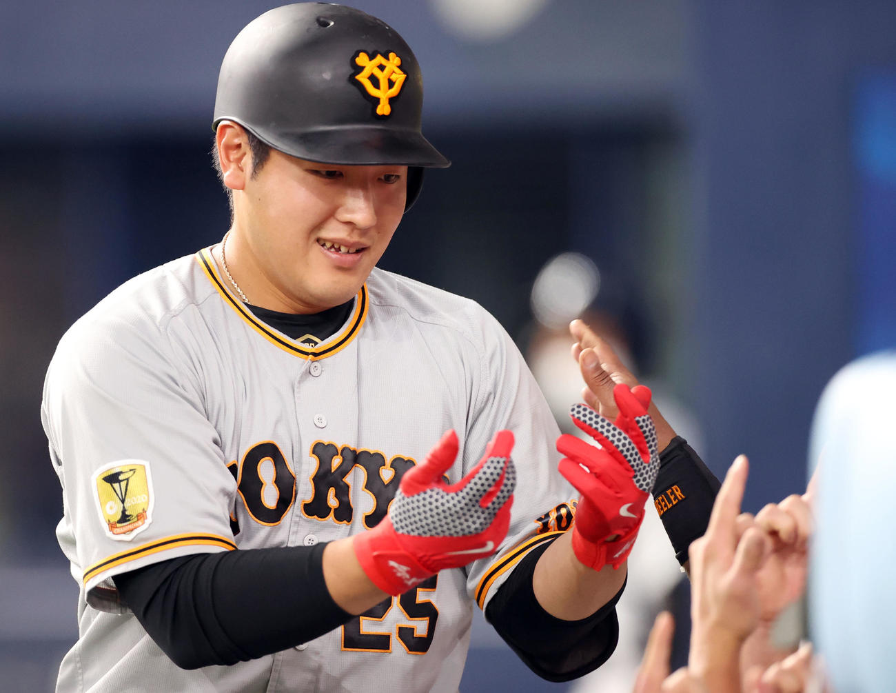 オリックス対巨人　4回表巨人無死、ソロ本塁打を放ち、ベンチ前でチームメートとポーズを決める岡本和（撮影・狩俣裕三）