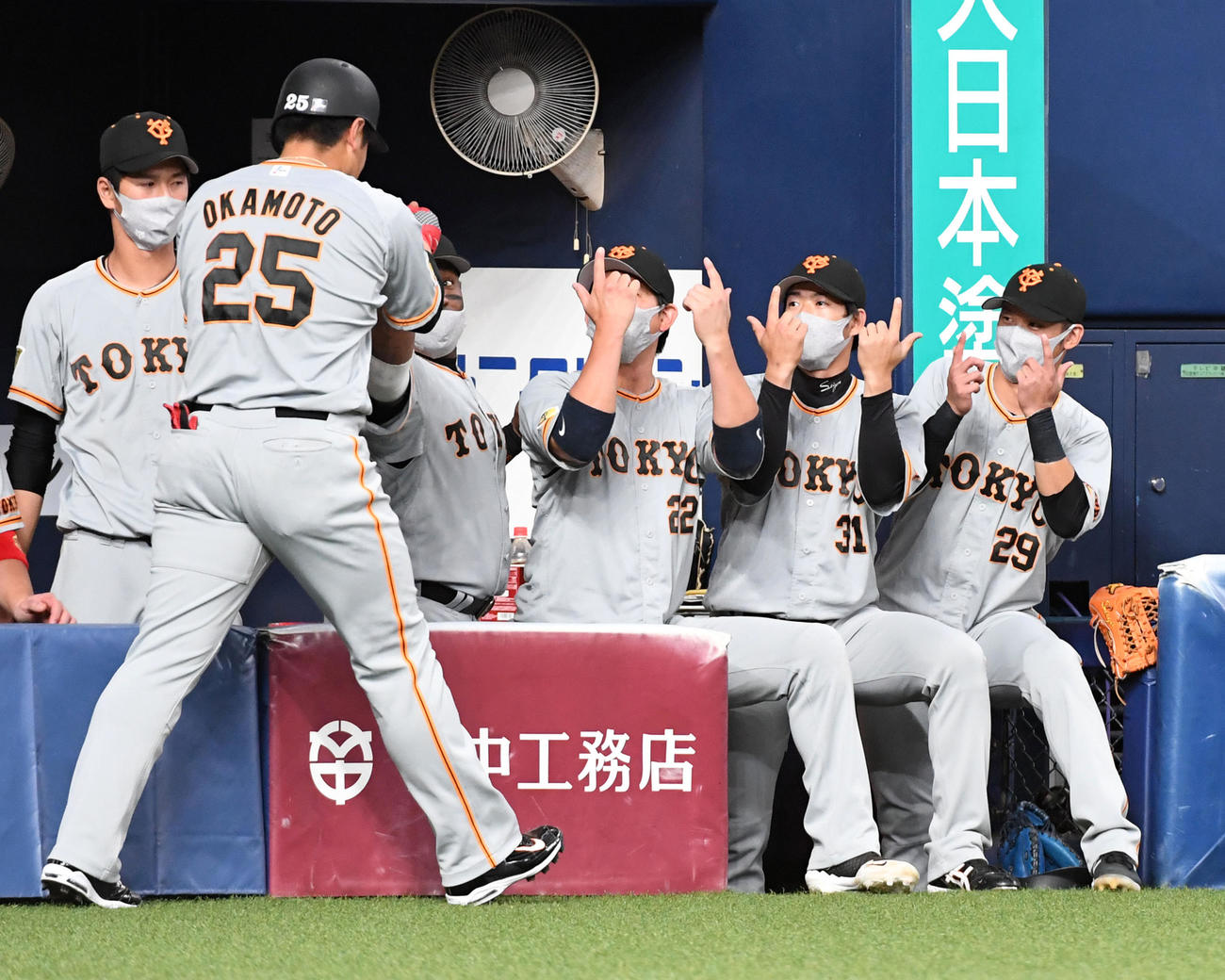 オリックス対巨人　4回表巨人無死、中越え本塁打を放った岡本和（左）を迎える巨人ナイン（撮影・前岡正明）