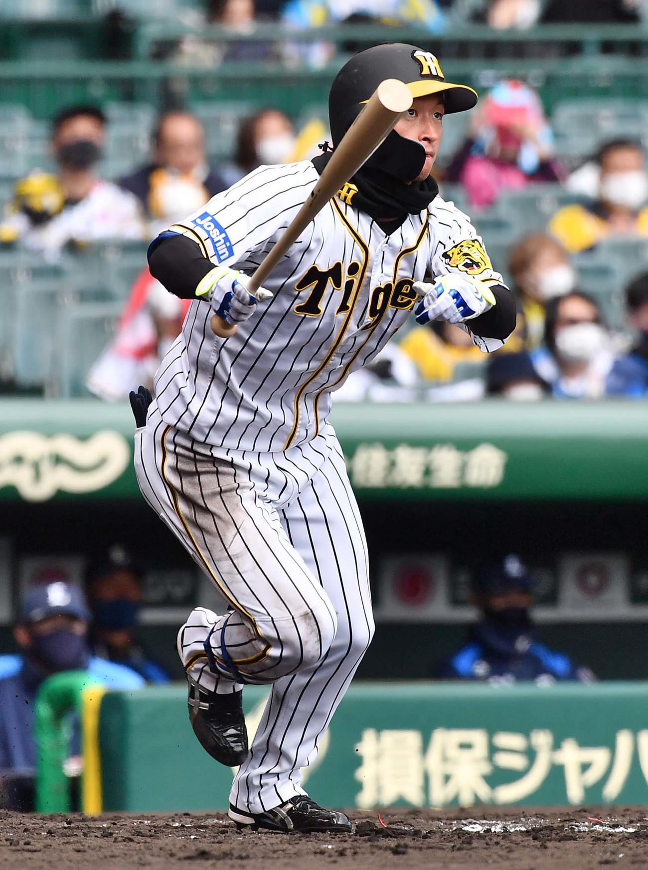 5回裏阪神1死、右越えに同点ソロ本塁打を放つ近本（撮影・上田博志）