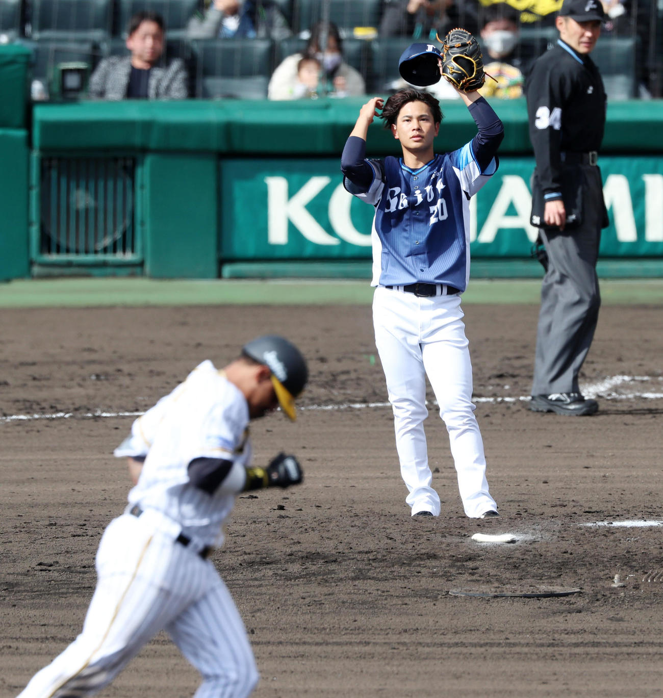 阪神対西武　5回裏阪神2死、浜屋はマルテに左越え本塁打を被弾（撮影・加藤哉）