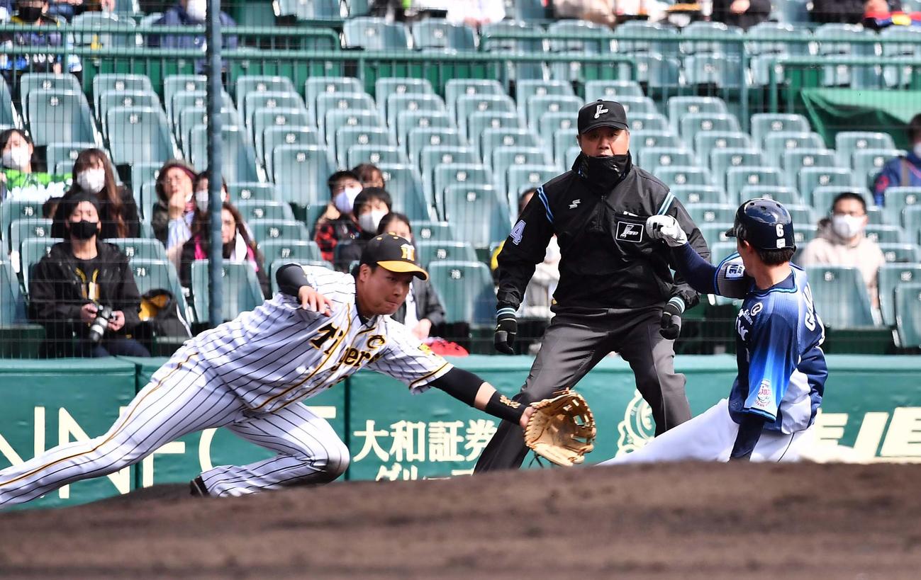 4回表西武無死二塁、外崎修汰のゴロで三塁へ滑り込む源田壮亮（右）。大山悠輔（左）はジェフリー・マルテの悪送球にグラブを伸ばすも捕れず生還を許す（撮影・上田博志）