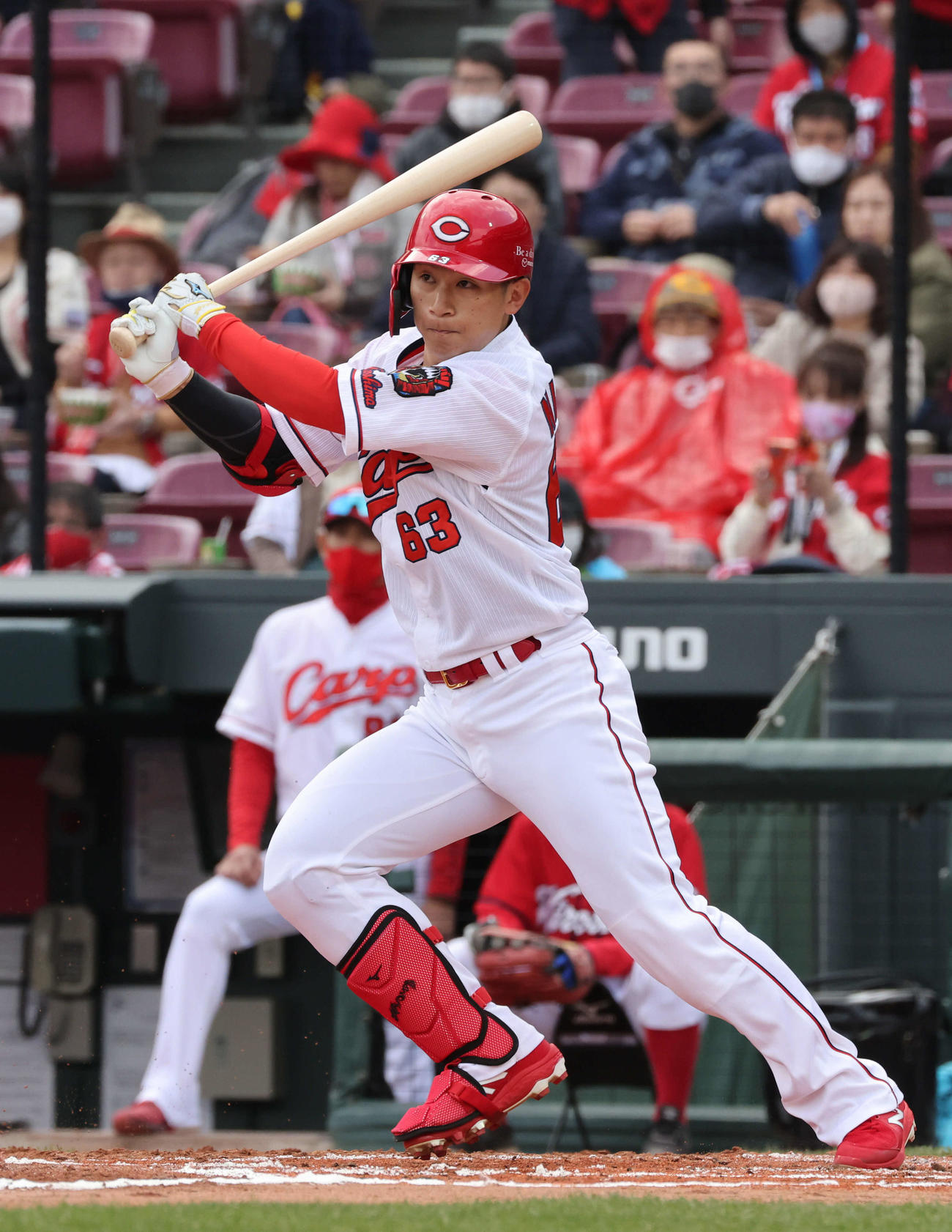 プロ野球広島対日本ハム　1回裏広島2死一塁、西川は左前打を放つ（撮影・加藤孝規）