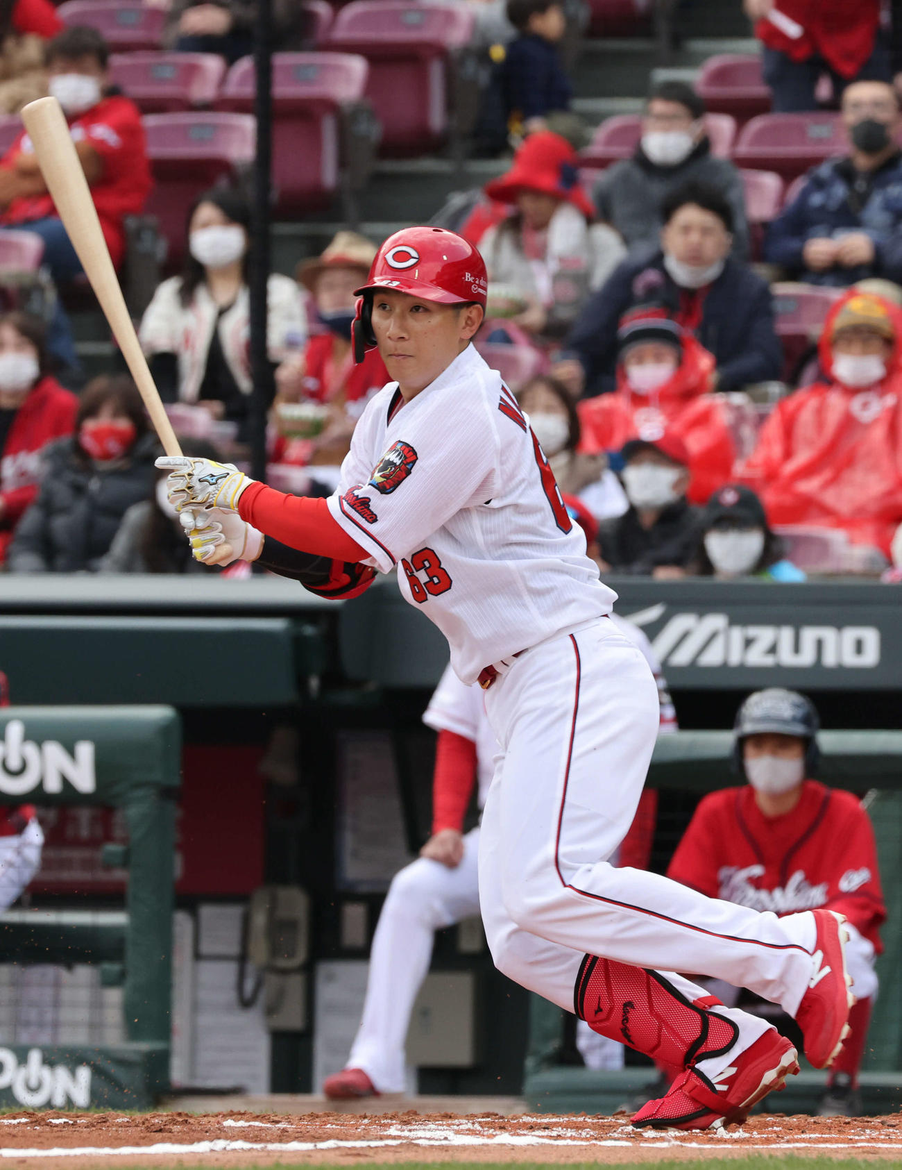 プロ野球広島対日本ハム　1回裏広島2死一塁、西川は左前打を放つ（撮影・加藤孝規）