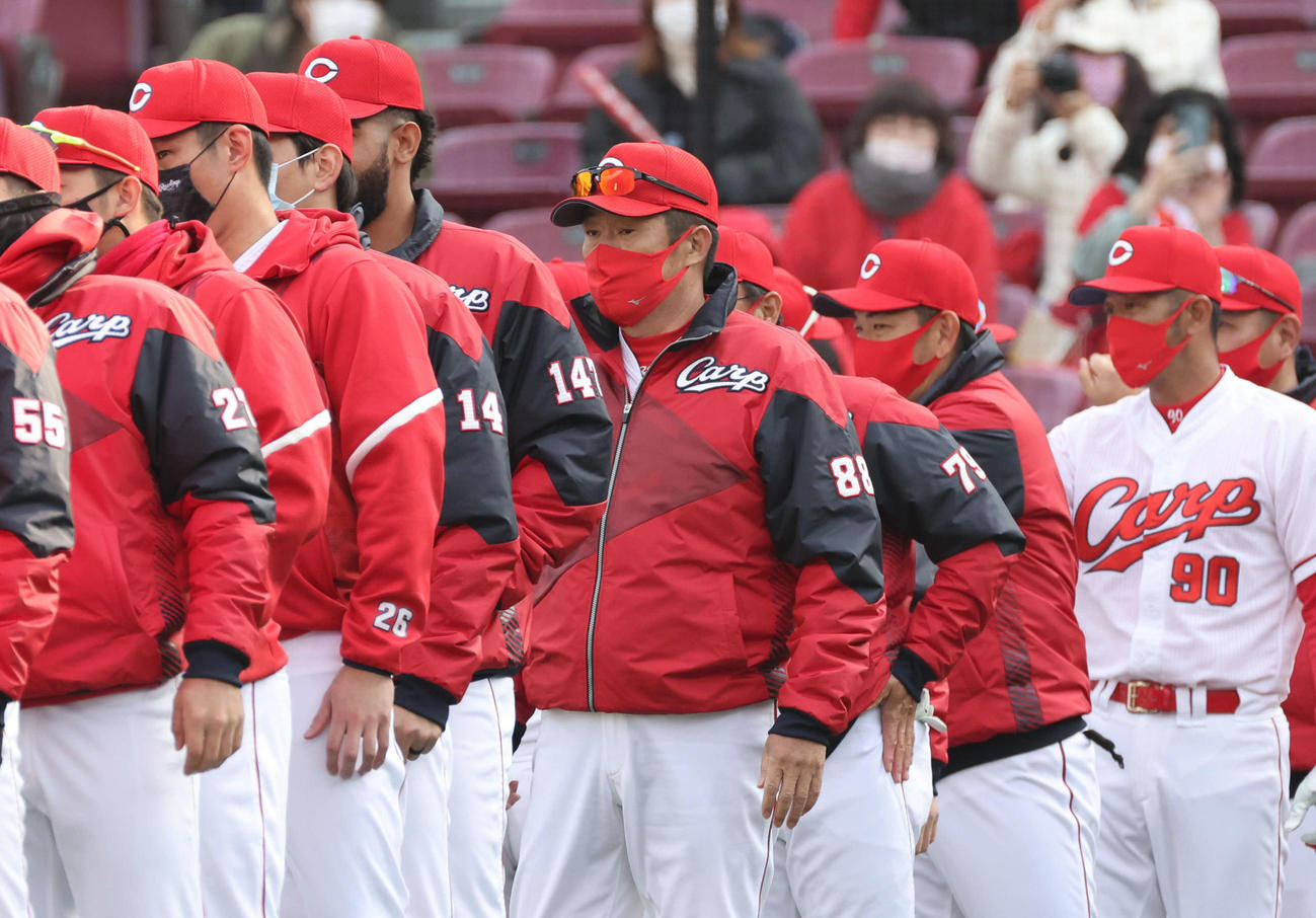 プロ野球広島対日本ハム　ナインを迎える佐々岡監督（中央）（撮影・加藤孝規）