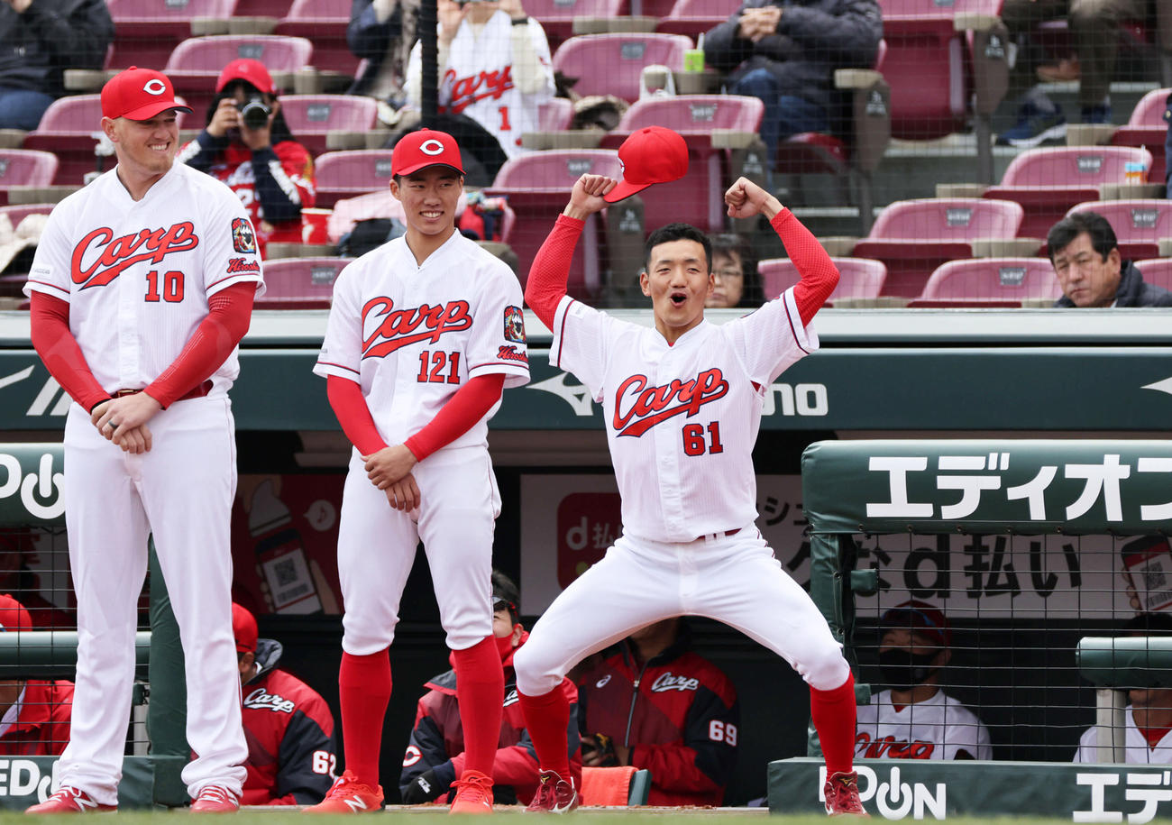 新入団選手紹介で張り切る矢野（右）。左から、クロン、二俣（撮影・加藤孝規）