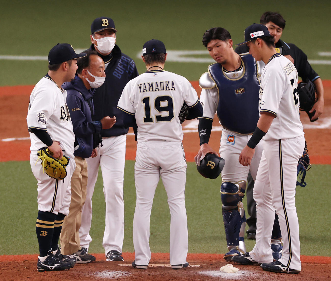 オリックス対巨人　7回表巨人1死一、二塁、登板中に異変ありでトレーナーと話す山岡泰輔（撮影・清水貴仁）