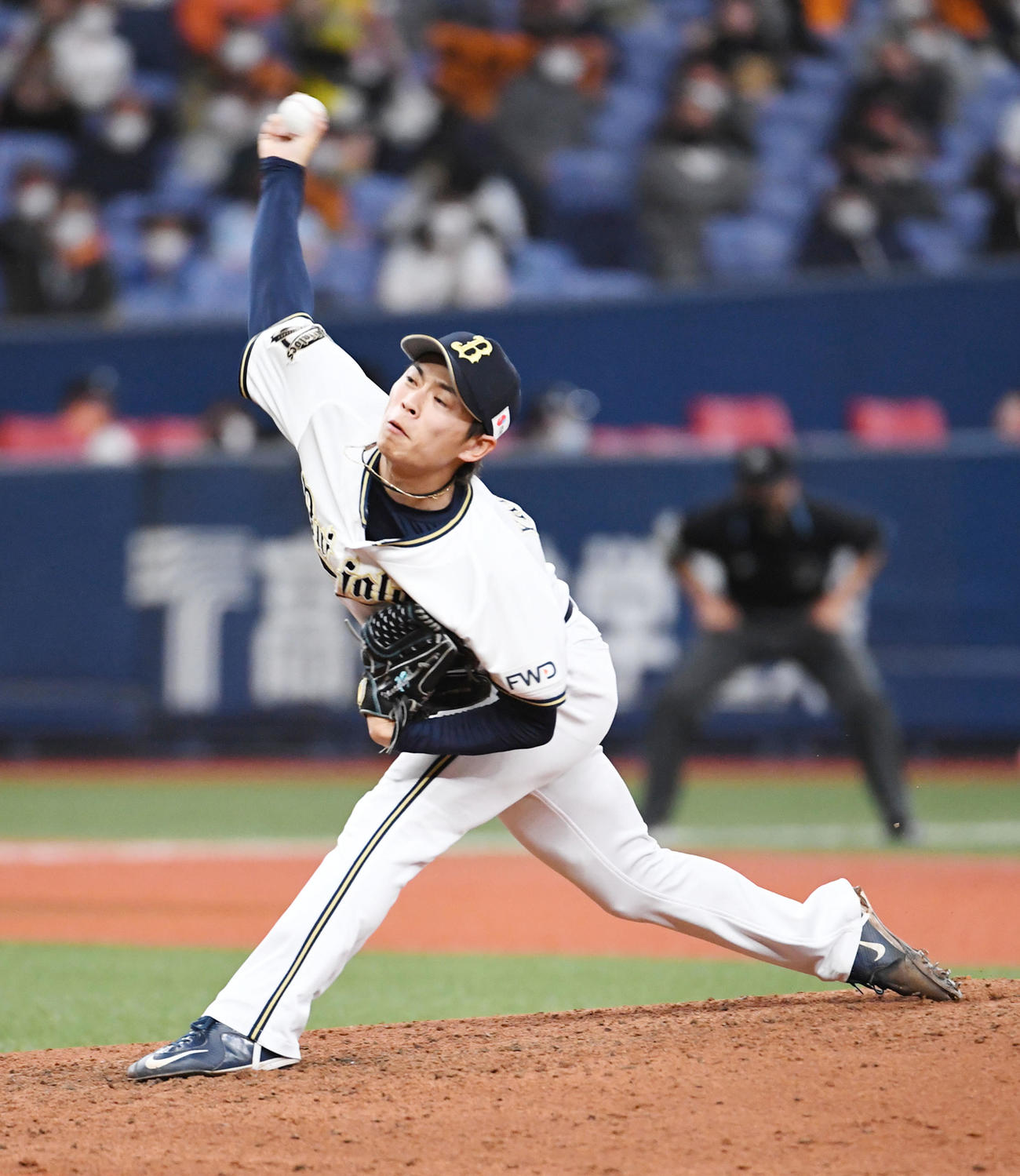 オリックス対巨人　オリックス2番手の山岡（撮影・前岡正明）