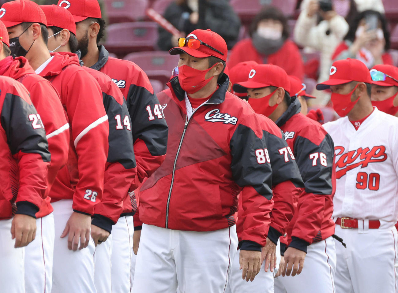 広島対日本ハム　ナインを迎える佐々岡監督（中央）（撮影・加藤孝規）