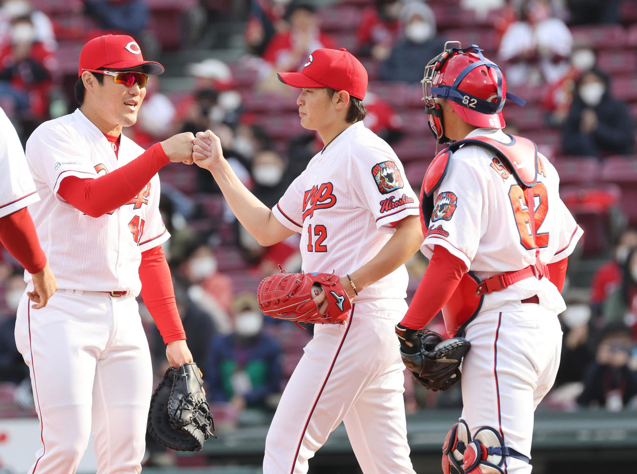 広島対日本ハム　日本ハムに勝った広島ナイン。右から2人目は大道（撮影・加藤孝規）