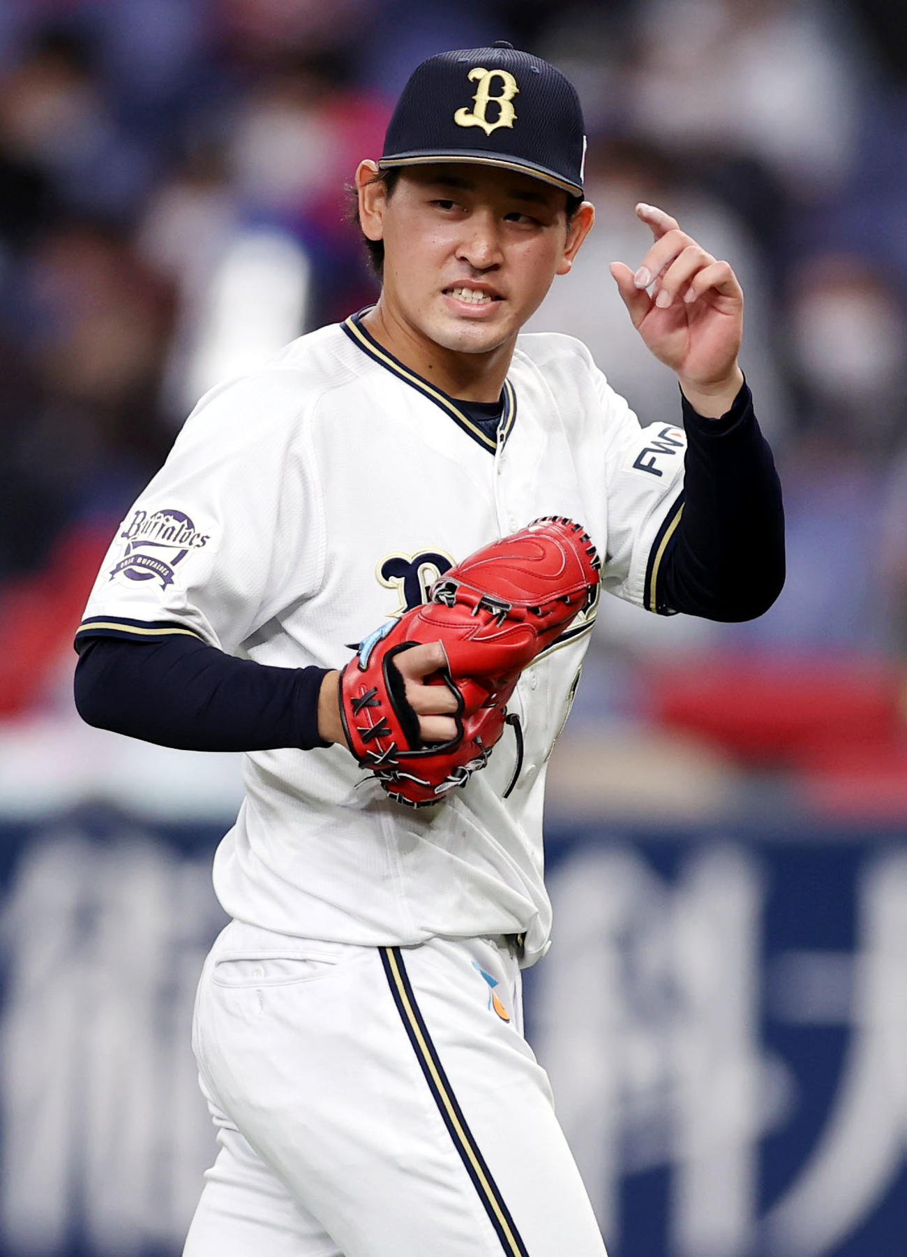 オリックス対巨人　4回表を終え、好捕した大下にお礼する宮城（撮影・狩俣裕三）