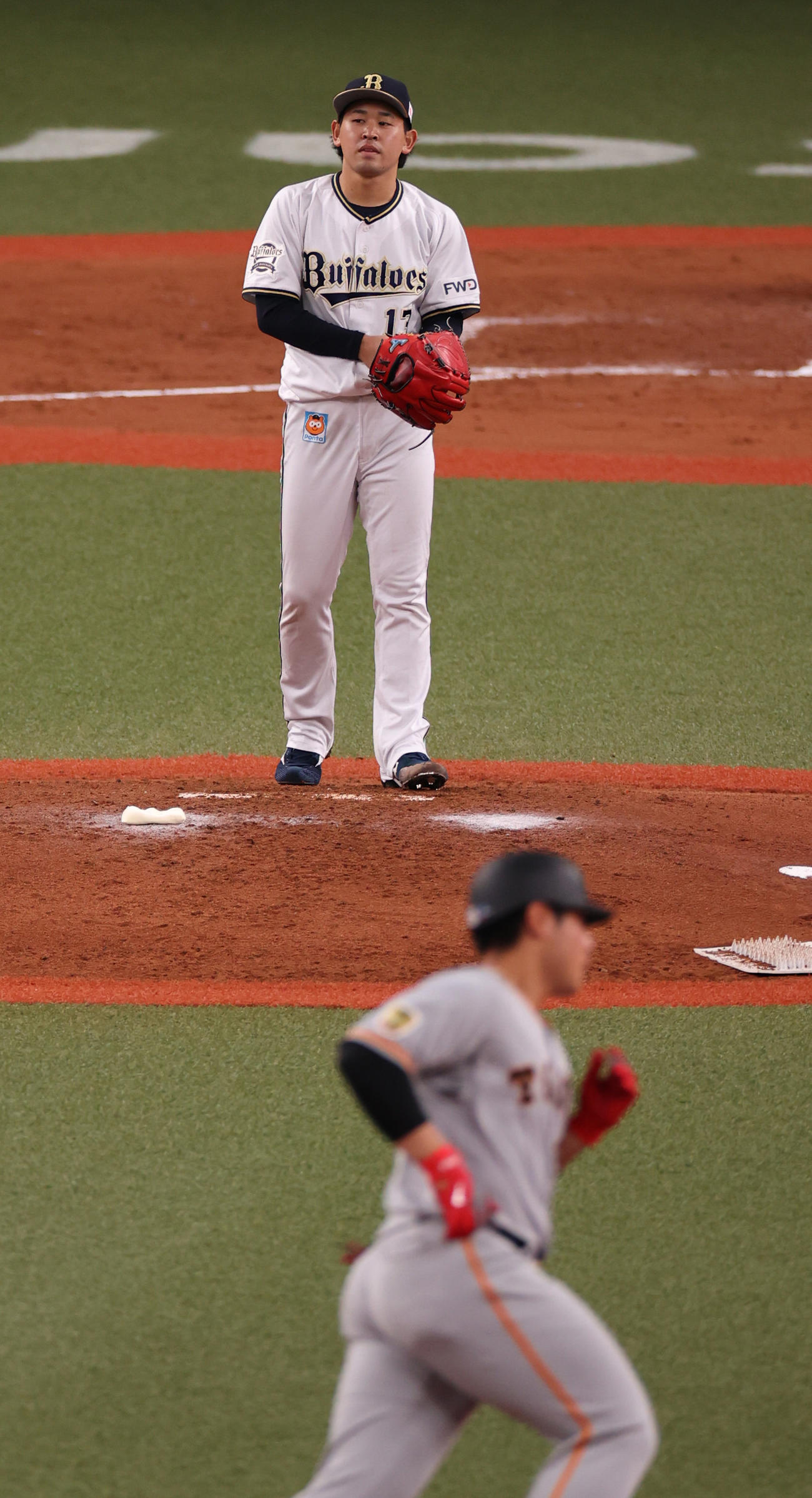 4回表無死、巨人岡本に本塁打を浴びるオリックス宮城（撮影・清水貴仁）