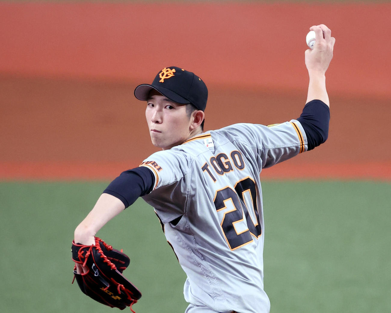 オリックス対巨人　巨人先発の戸郷（撮影・狩俣裕三）
